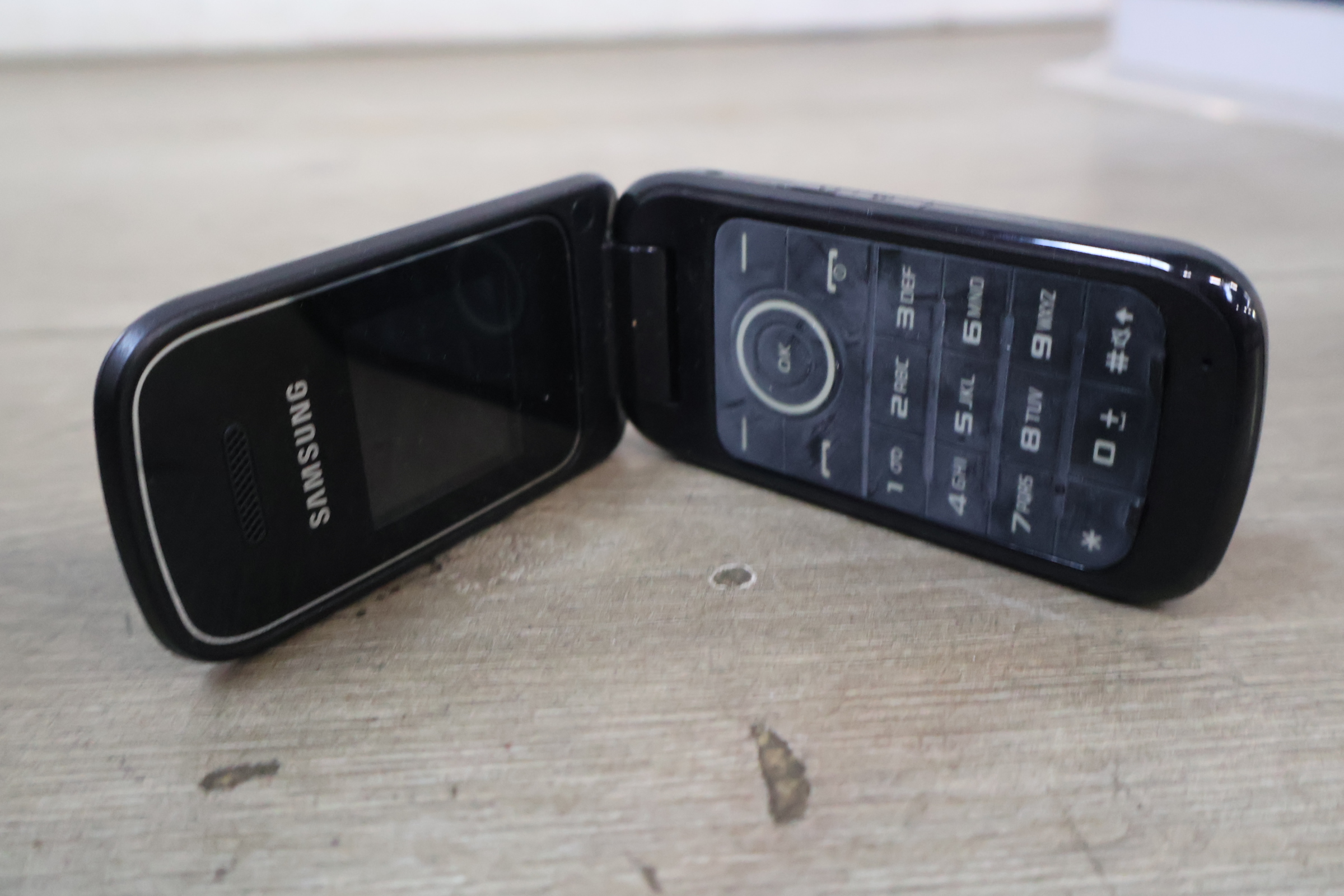 Samsung GT-E1270 klaptelefoon' – foto 6 – kavel bij GSD Auctions, Zoeterwoude