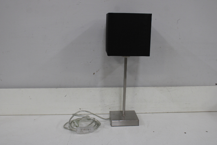Moderne tafellamp met zwarte kap' – foto 3 – kavel bij GSD Auctions, Zoeterwoude