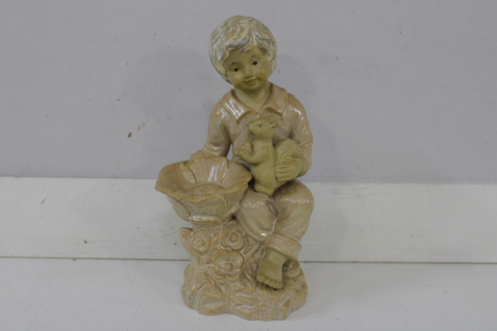 Beeldje van jongen met eekhoorn en bloemen' – foto 3 – kavel bij GSD Auctions, Zoeterwoude