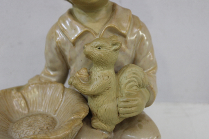 Beeldje van jongen met eekhoorn en bloemen' – foto 5 – kavel bij GSD Auctions, Zoeterwoude