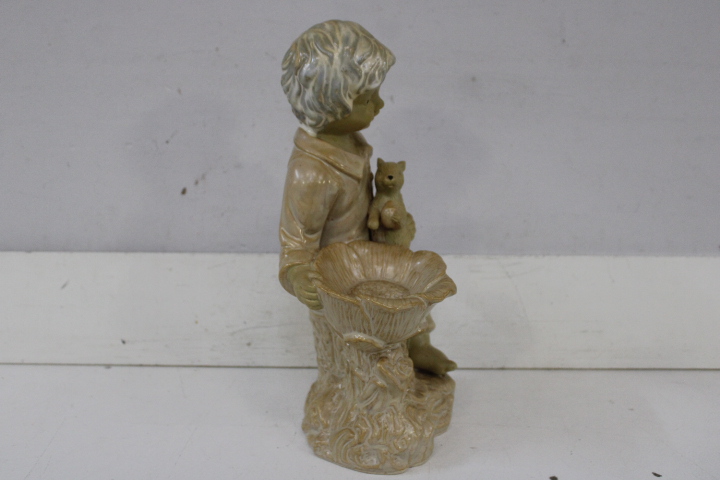 Beeldje van jongen met eekhoorn en bloemen' – foto 10 – kavel bij GSD Auctions, Zoeterwoude