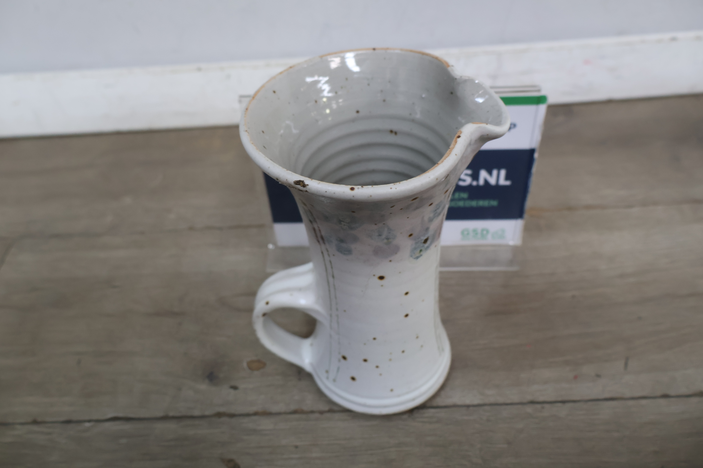 Keramische witte kan' – foto 2 – kavel bij GSD Auctions, Zoeterwoude