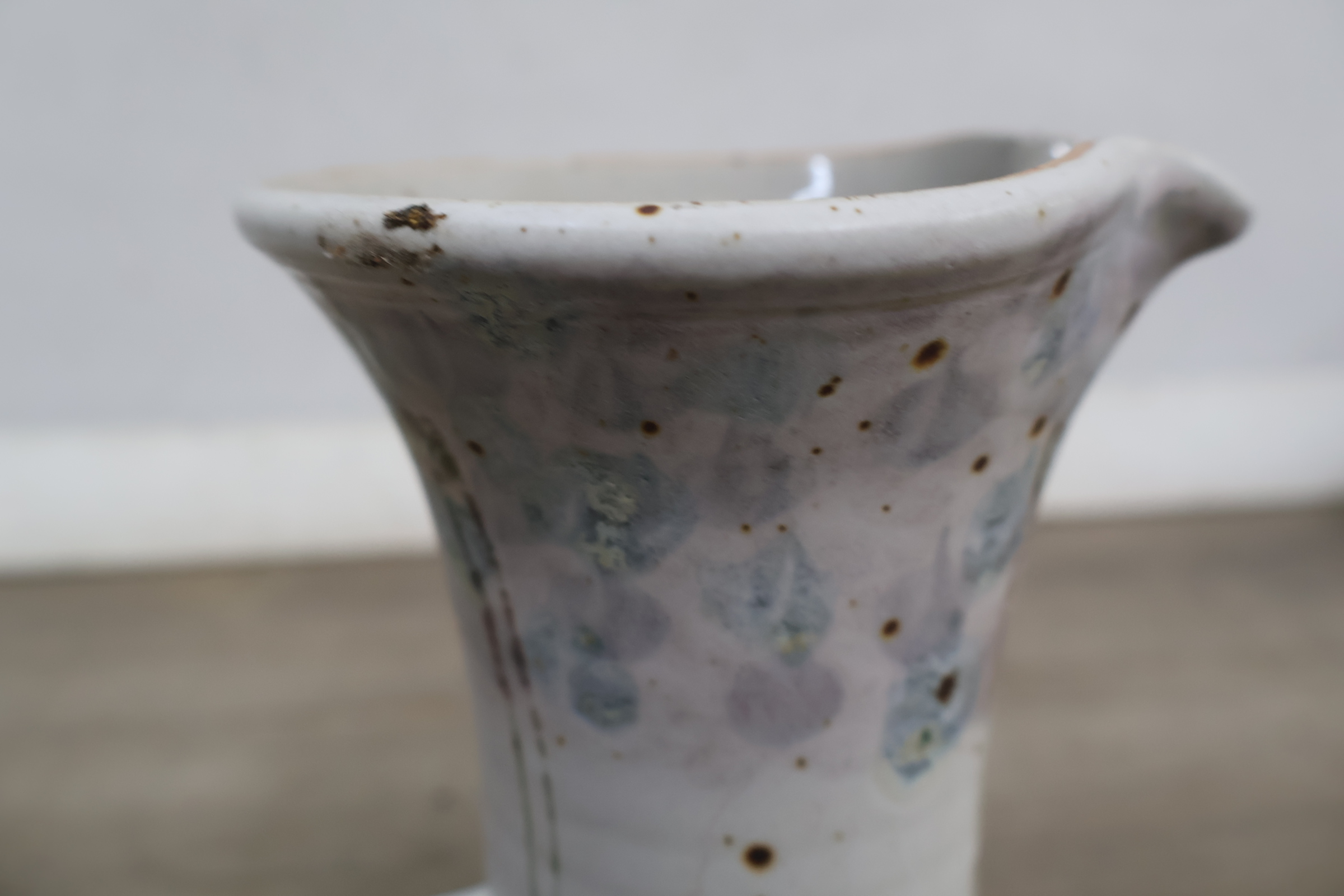 Keramische witte kan' – foto 13 – kavel bij GSD Auctions, Zoeterwoude