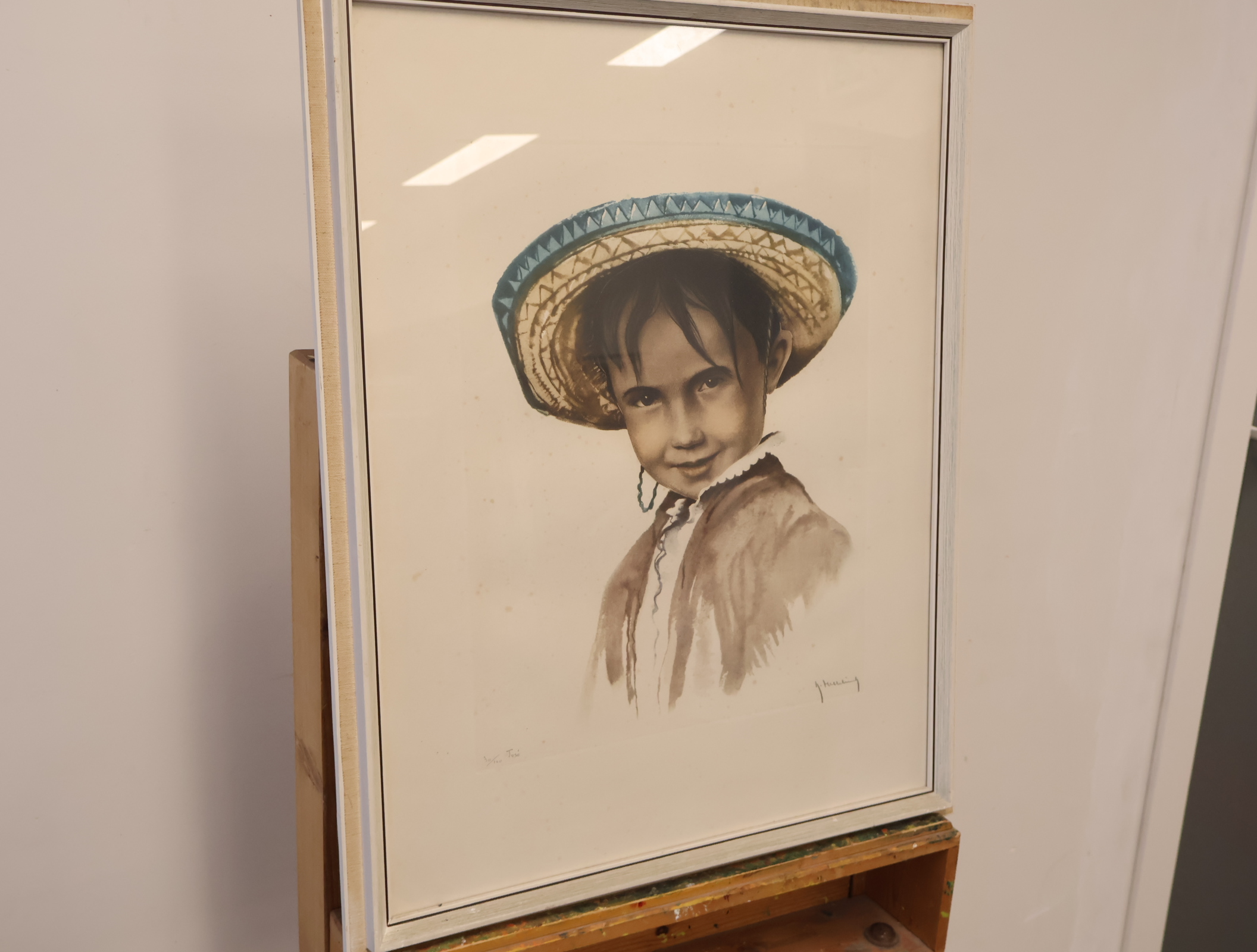 Ingelijste tekening van kind met strohoed – foto 4 – kavel bij GSD Auctions, Zoeterwoude