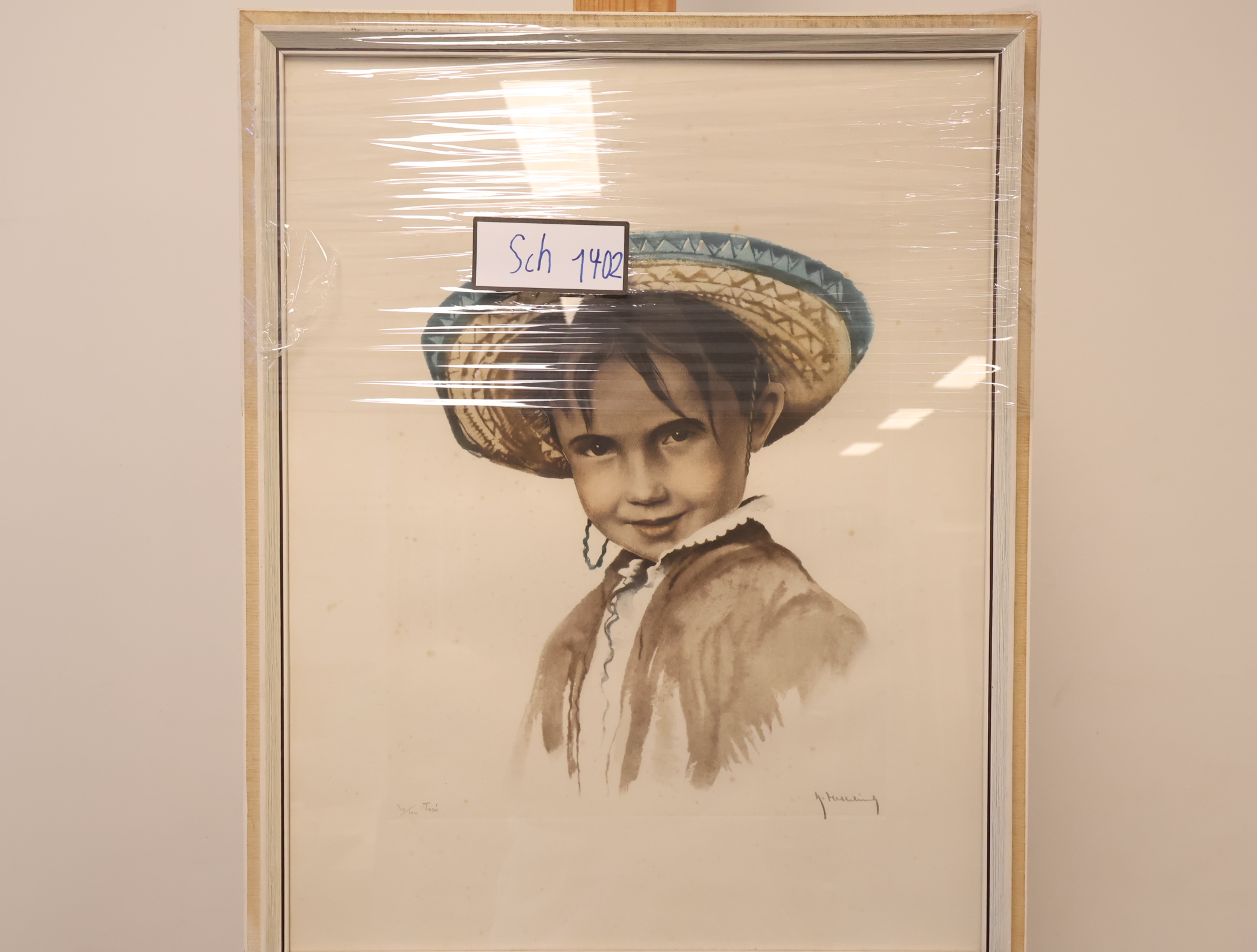 Ingelijste tekening van kind met strohoed – foto 14 – kavel bij GSD Auctions, Zoeterwoude