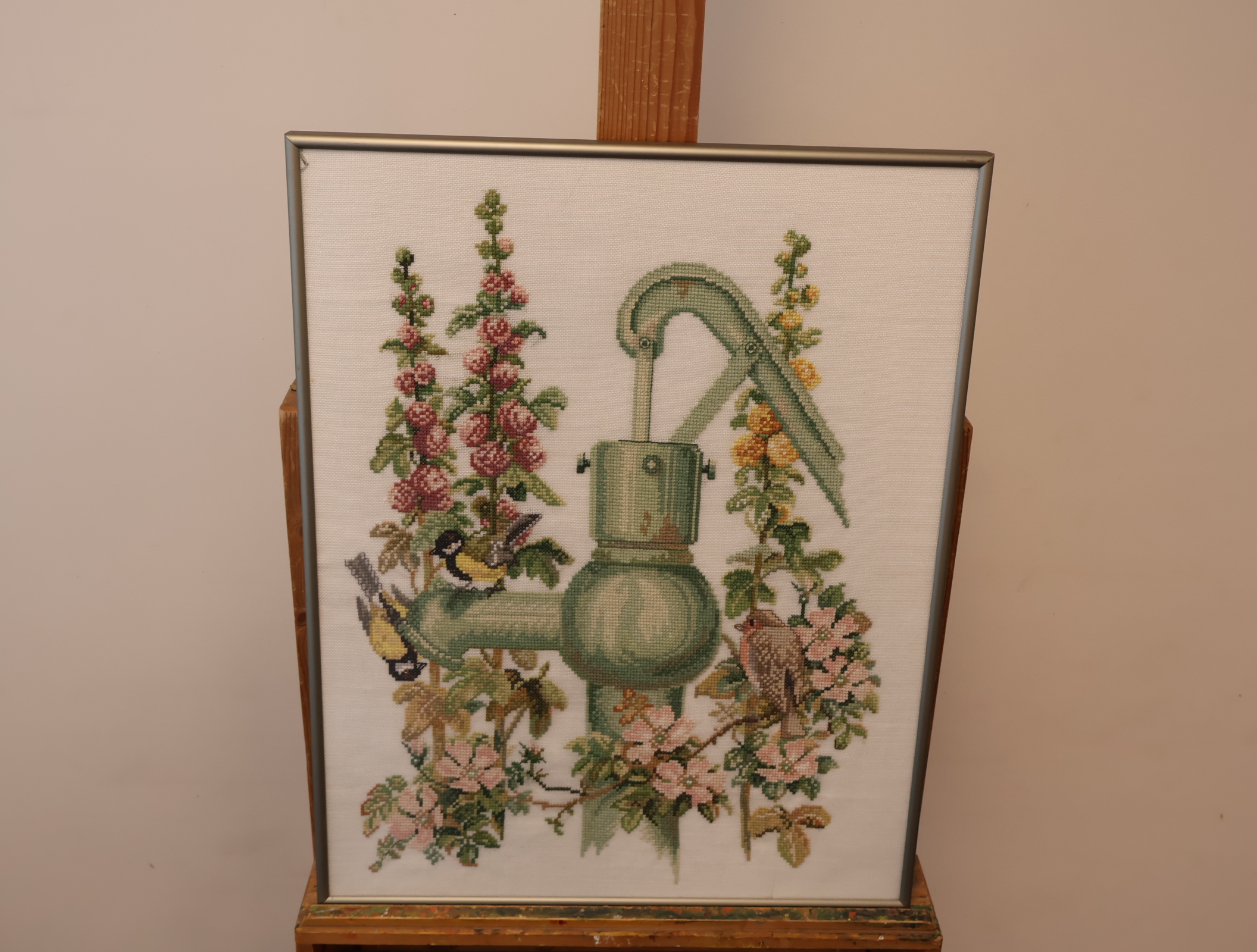 Geborduurd tafereel met waterpomp en vogels – foto 2 – kavel bij GSD Auctions, Zoeterwoude