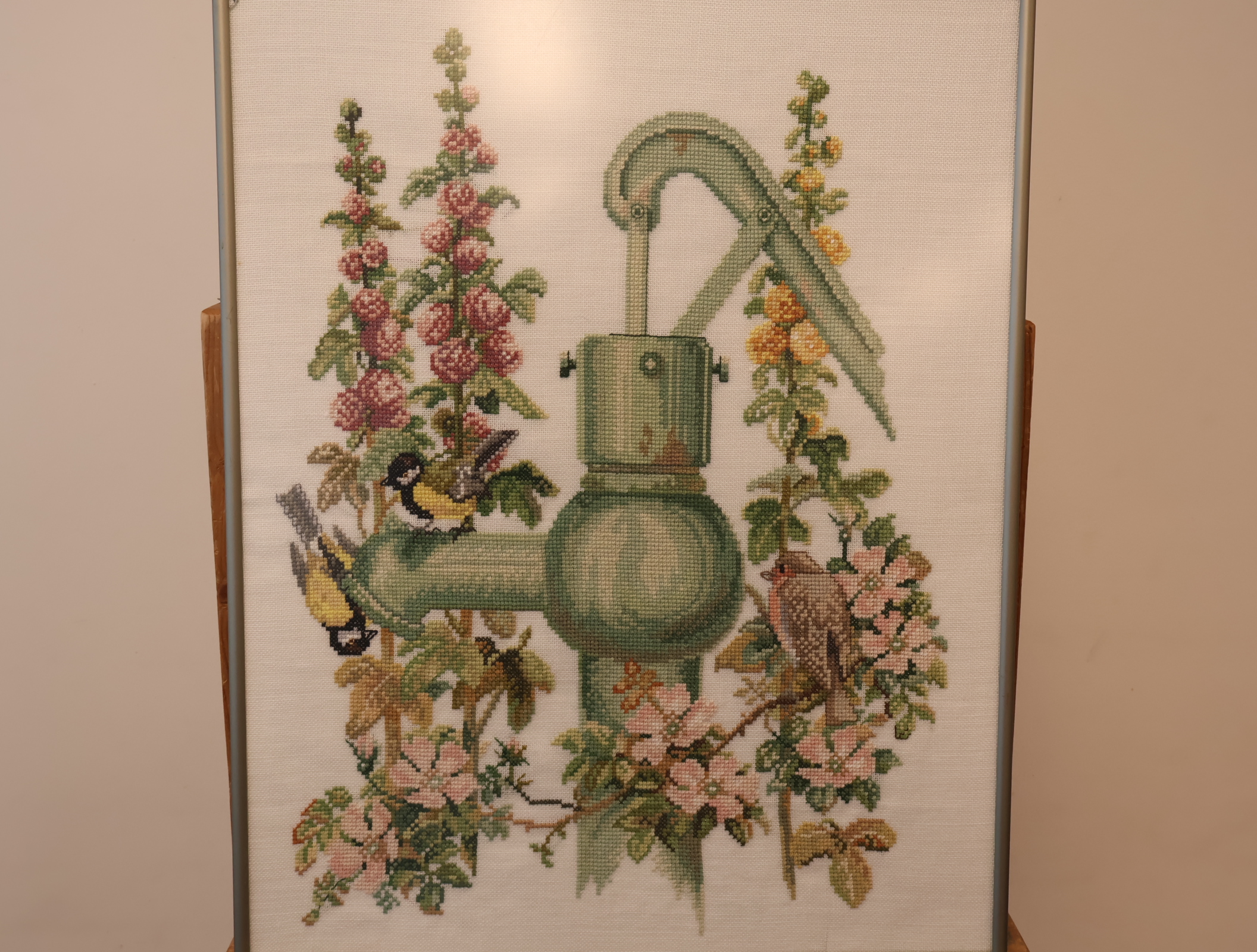 Geborduurd tafereel met waterpomp en vogels – foto 3 – kavel bij GSD Auctions, Zoeterwoude
