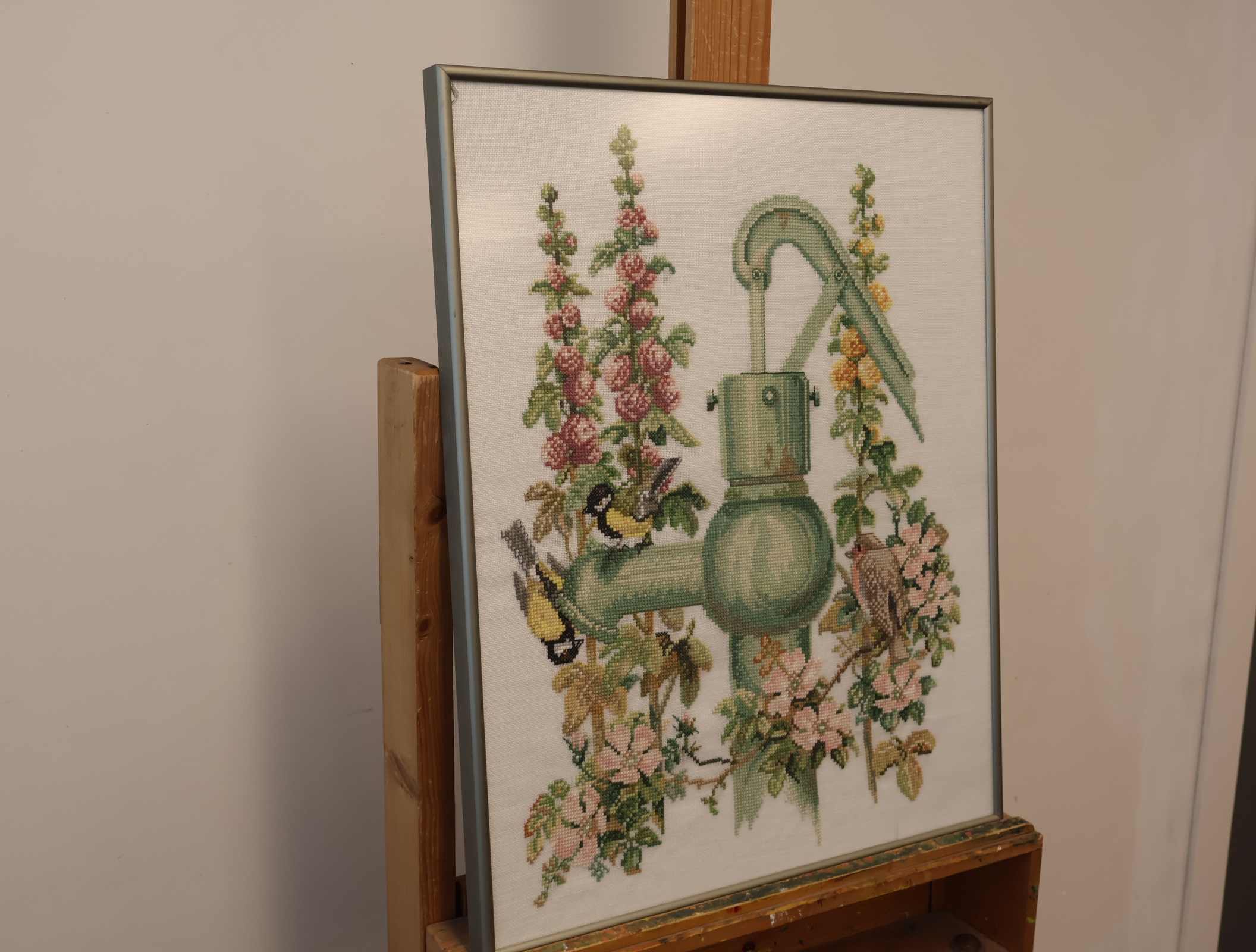 Geborduurd tafereel met waterpomp en vogels – foto 4 – kavel bij GSD Auctions, Zoeterwoude