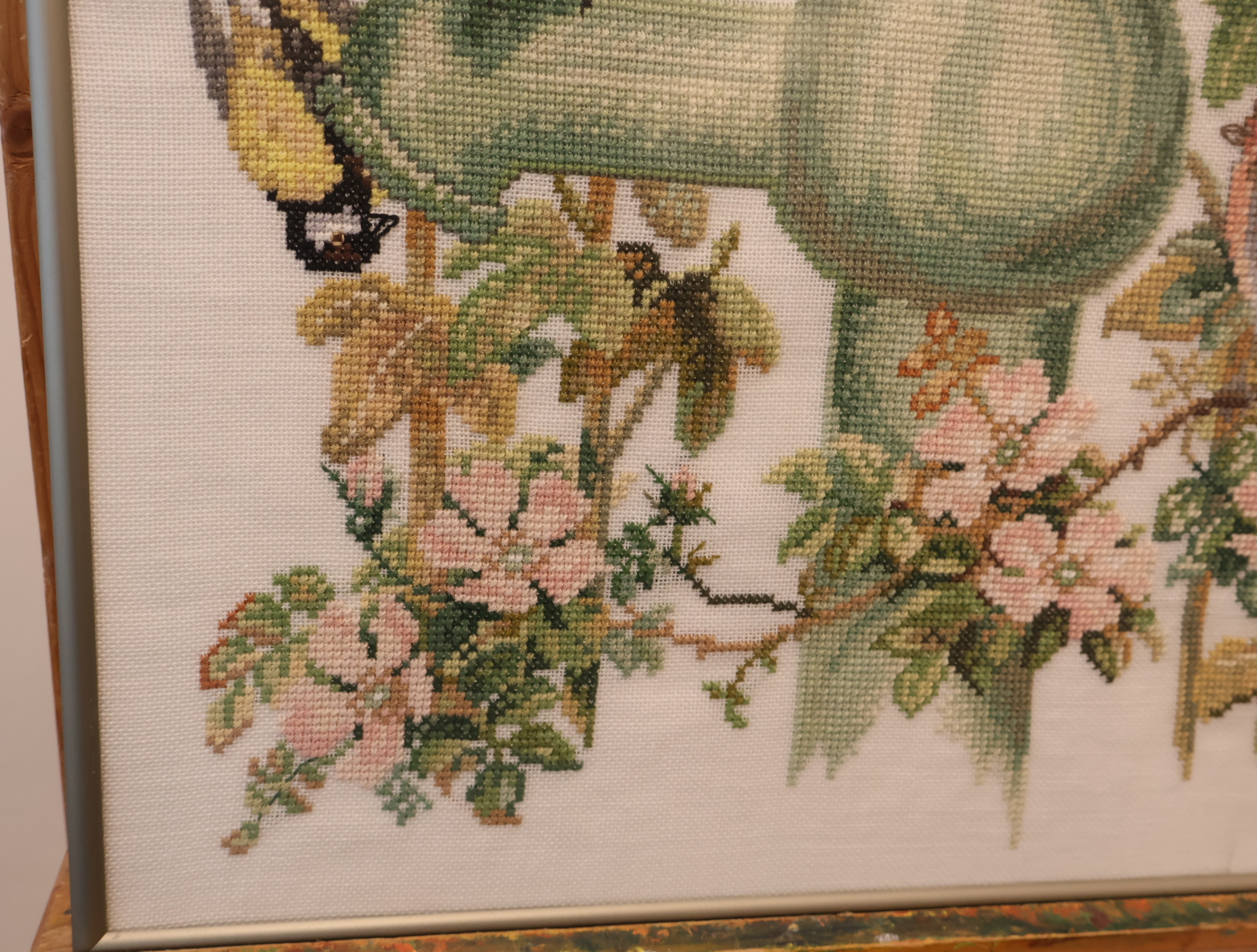Geborduurd tafereel met waterpomp en vogels – foto 9 – kavel bij GSD Auctions, Zoeterwoude