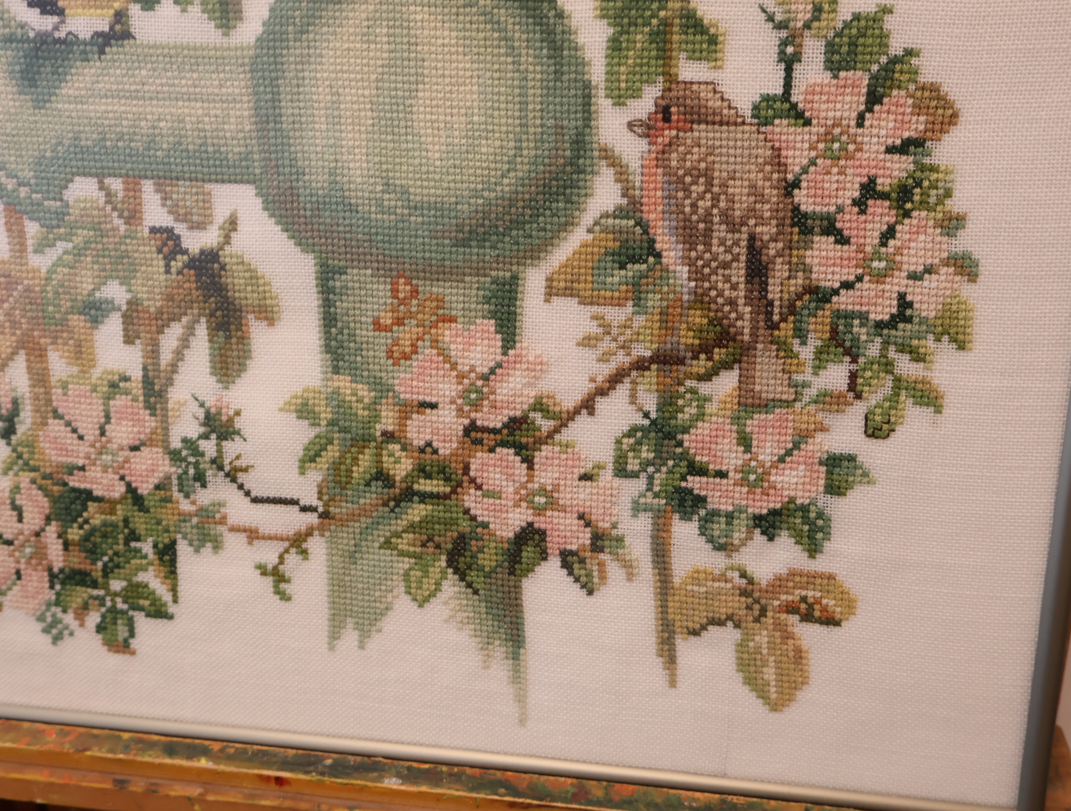 Geborduurd tafereel met waterpomp en vogels – foto 10 – kavel bij GSD Auctions, Zoeterwoude