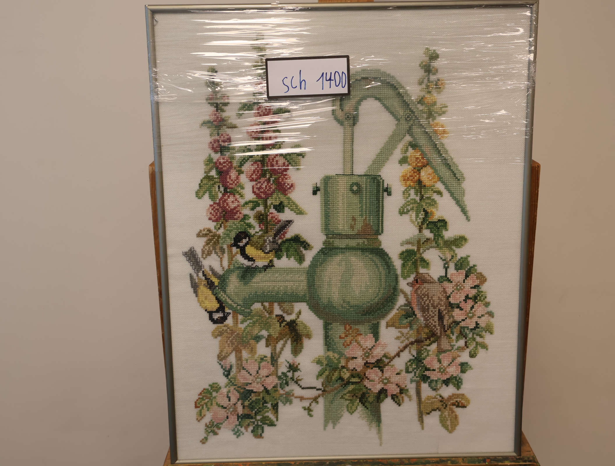 Geborduurd tafereel met waterpomp en vogels – foto 16 – kavel bij GSD Auctions, Zoeterwoude