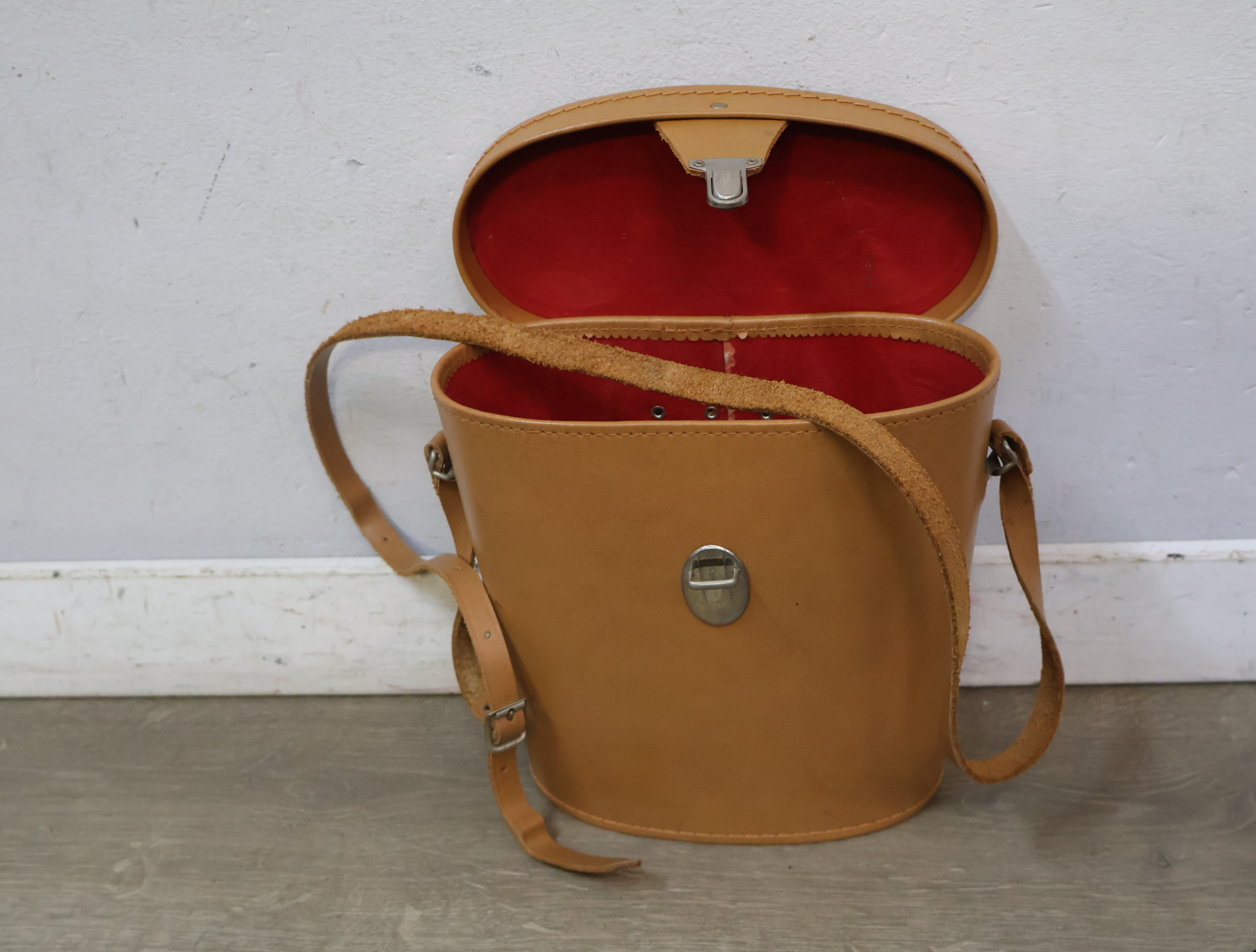 Revue verrekijker met leren tas – foto 11 – kavel bij GSD Auctions, Zoeterwoude