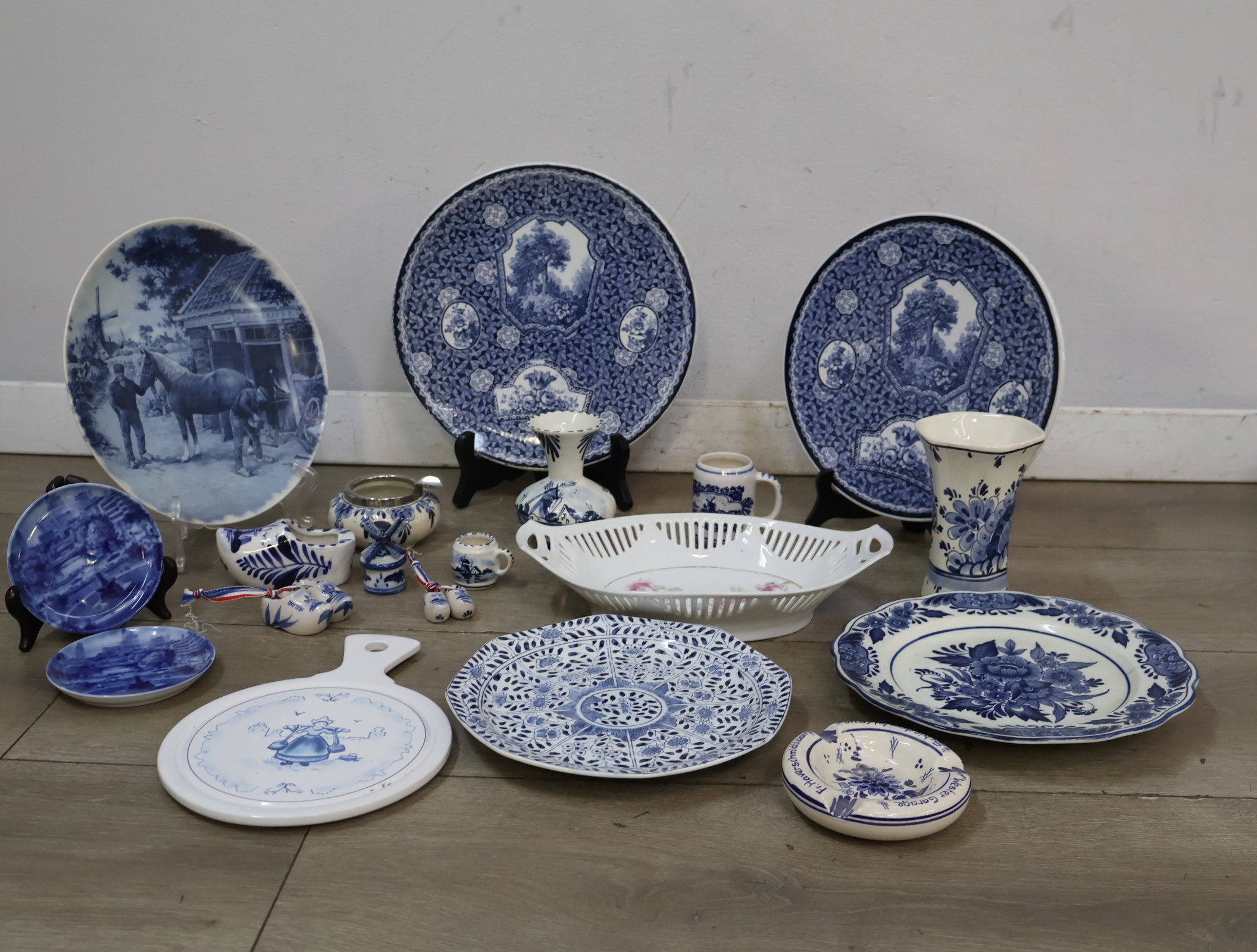 Verzameling Blauw-Wit (Delfts) Aardewerk – foto 9 – kavel bij GSD Auctions, Zoeterwoude