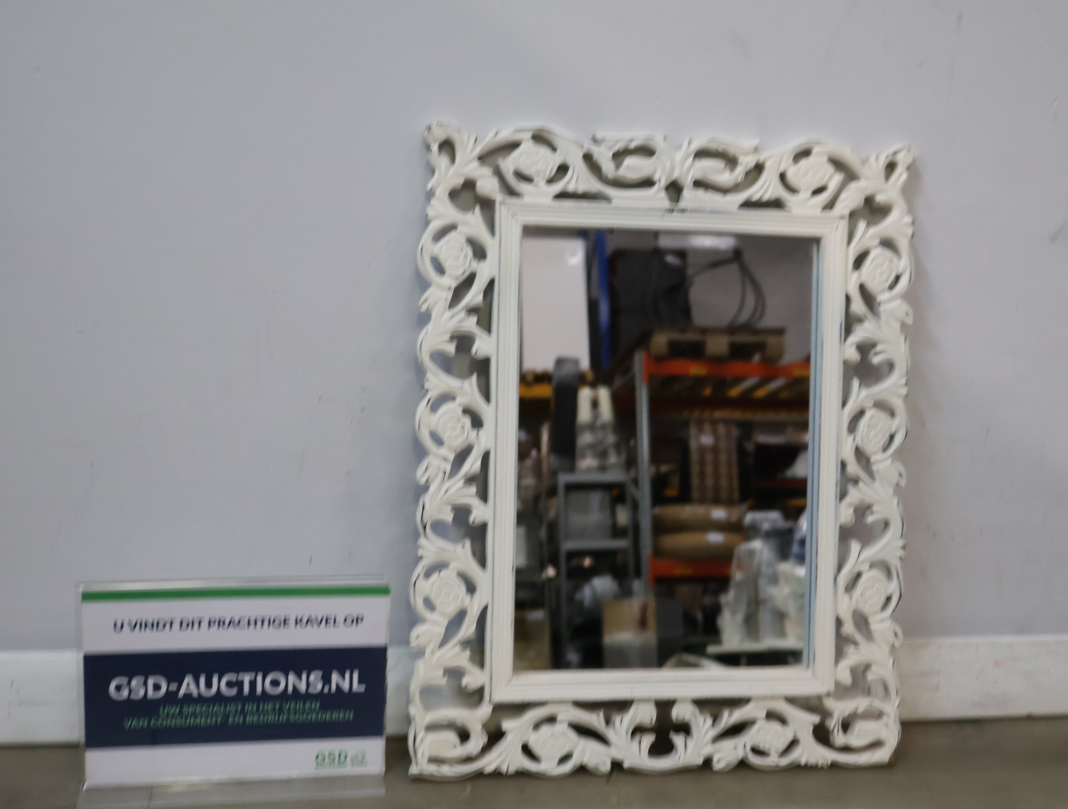 Witte houten spiegel met brocante lijst – foto 2 – kavel bij GSD Auctions, Zoeterwoude