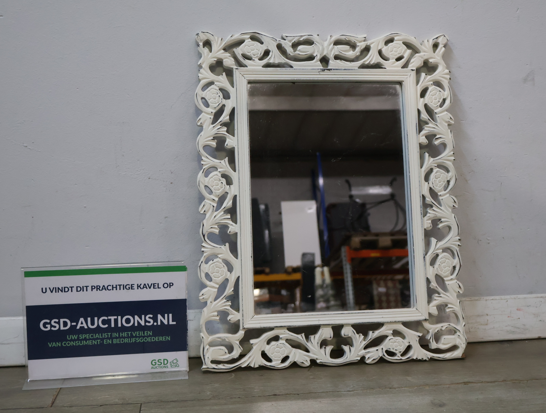 Witte houten spiegel met brocante lijst – kavel bij GSD Auctions, Zoeterwoude