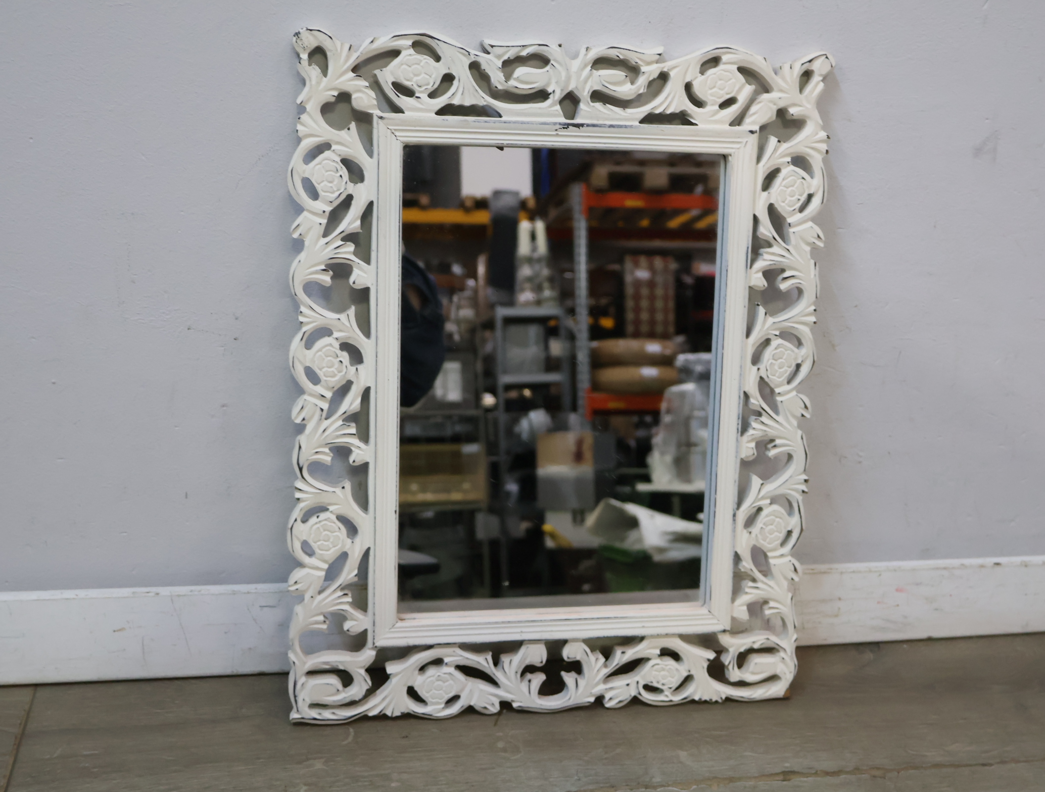 Witte houten spiegel met brocante lijst – foto 3 – kavel bij GSD Auctions, Zoeterwoude