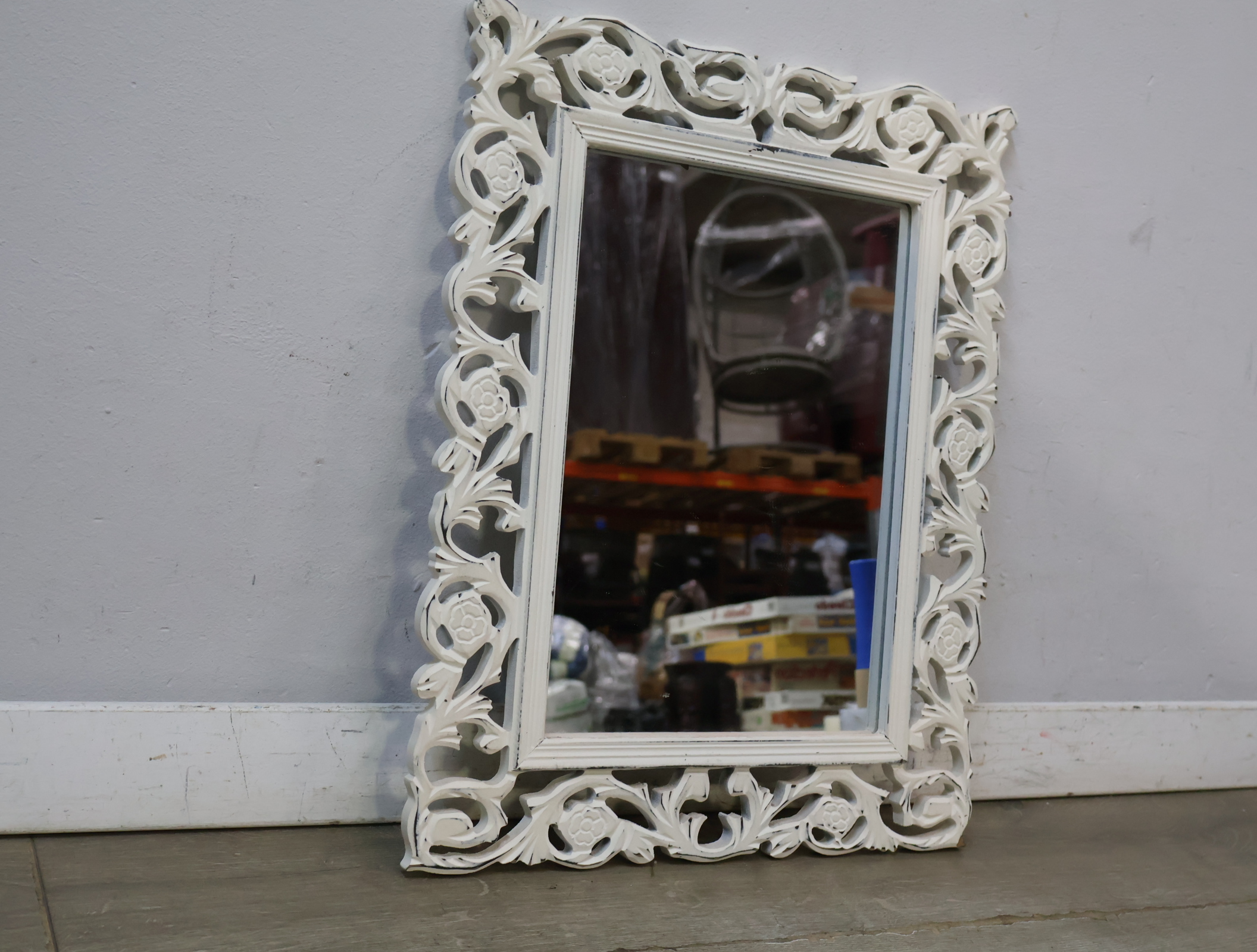 Witte houten spiegel met brocante lijst – foto 4 – kavel bij GSD Auctions, Zoeterwoude