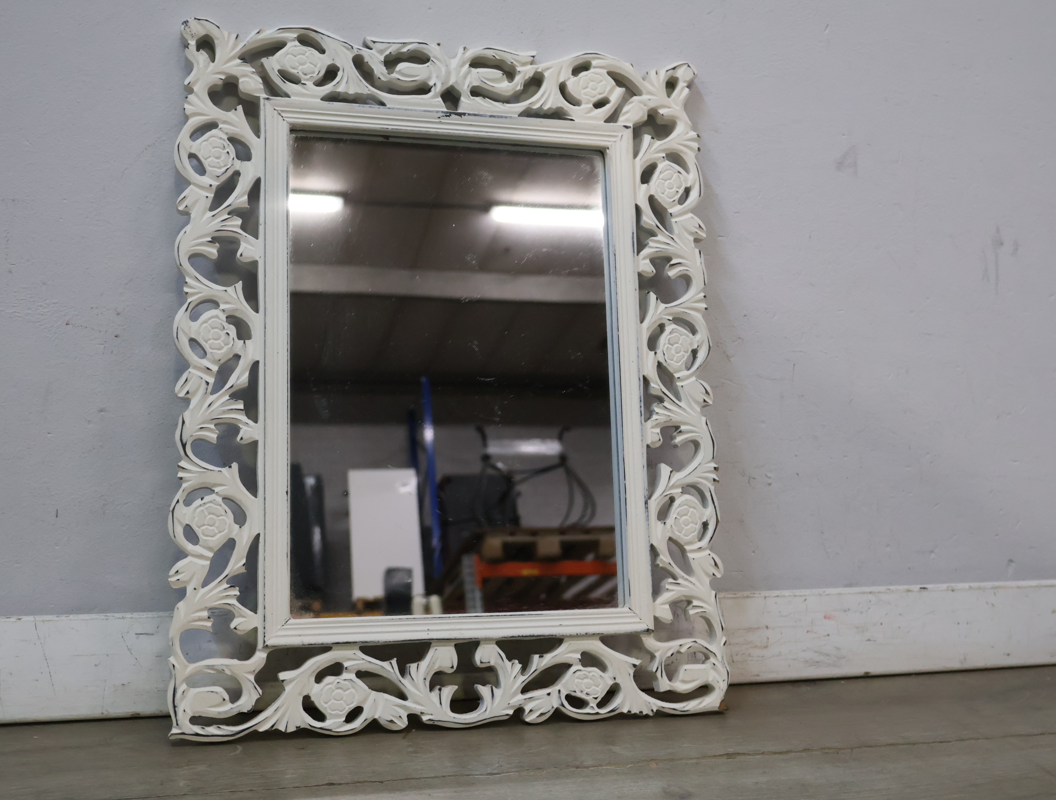 Witte houten spiegel met brocante lijst – foto 5 – kavel bij GSD Auctions, Zoeterwoude