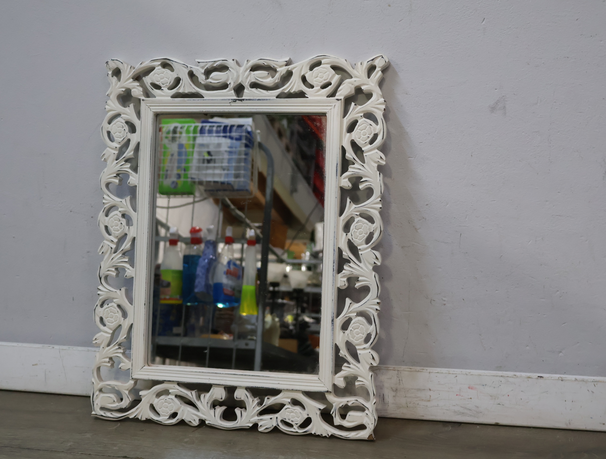 Witte houten spiegel met brocante lijst – foto 6 – kavel bij GSD Auctions, Zoeterwoude