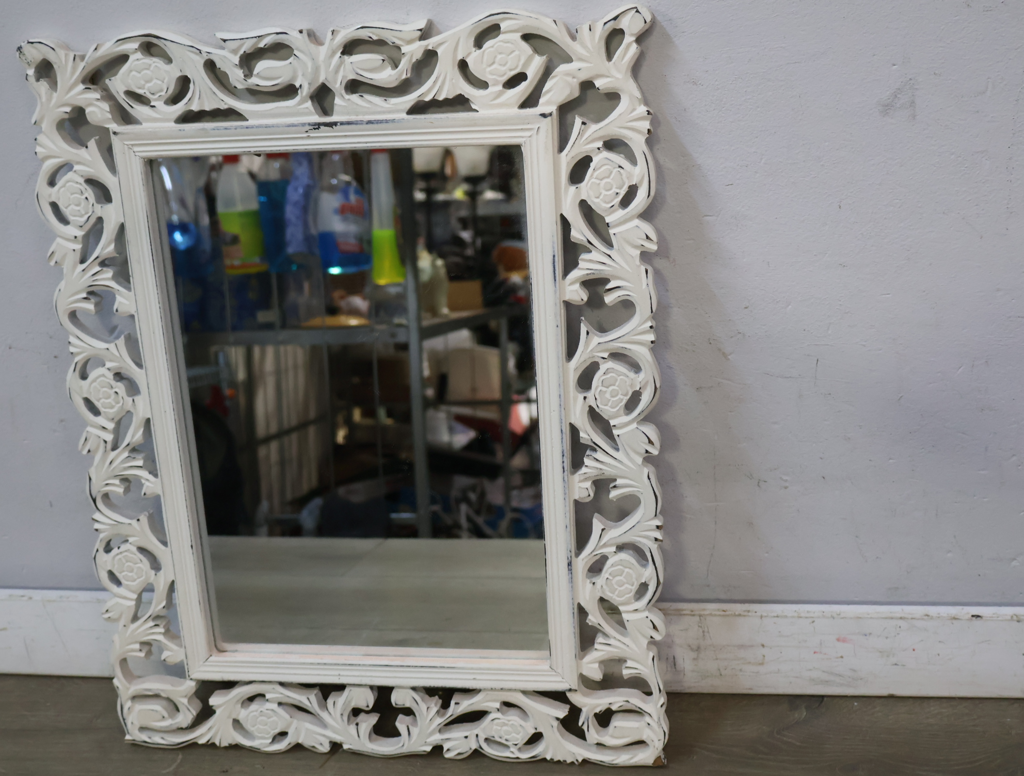 Witte houten spiegel met brocante lijst – foto 7 – kavel bij GSD Auctions, Zoeterwoude