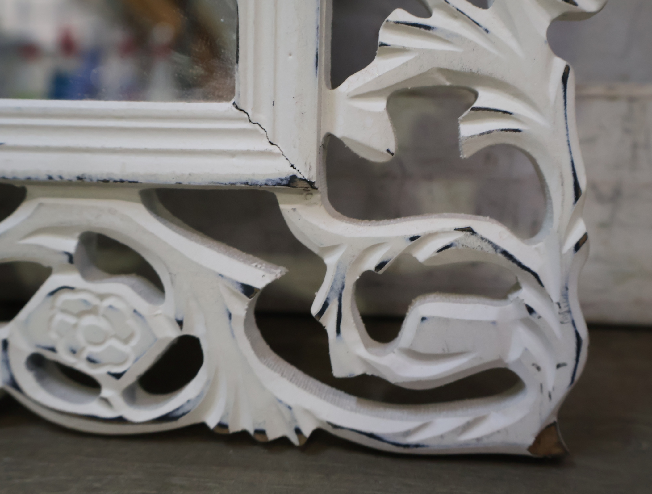 Witte houten spiegel met brocante lijst – foto 8 – kavel bij GSD Auctions, Zoeterwoude
