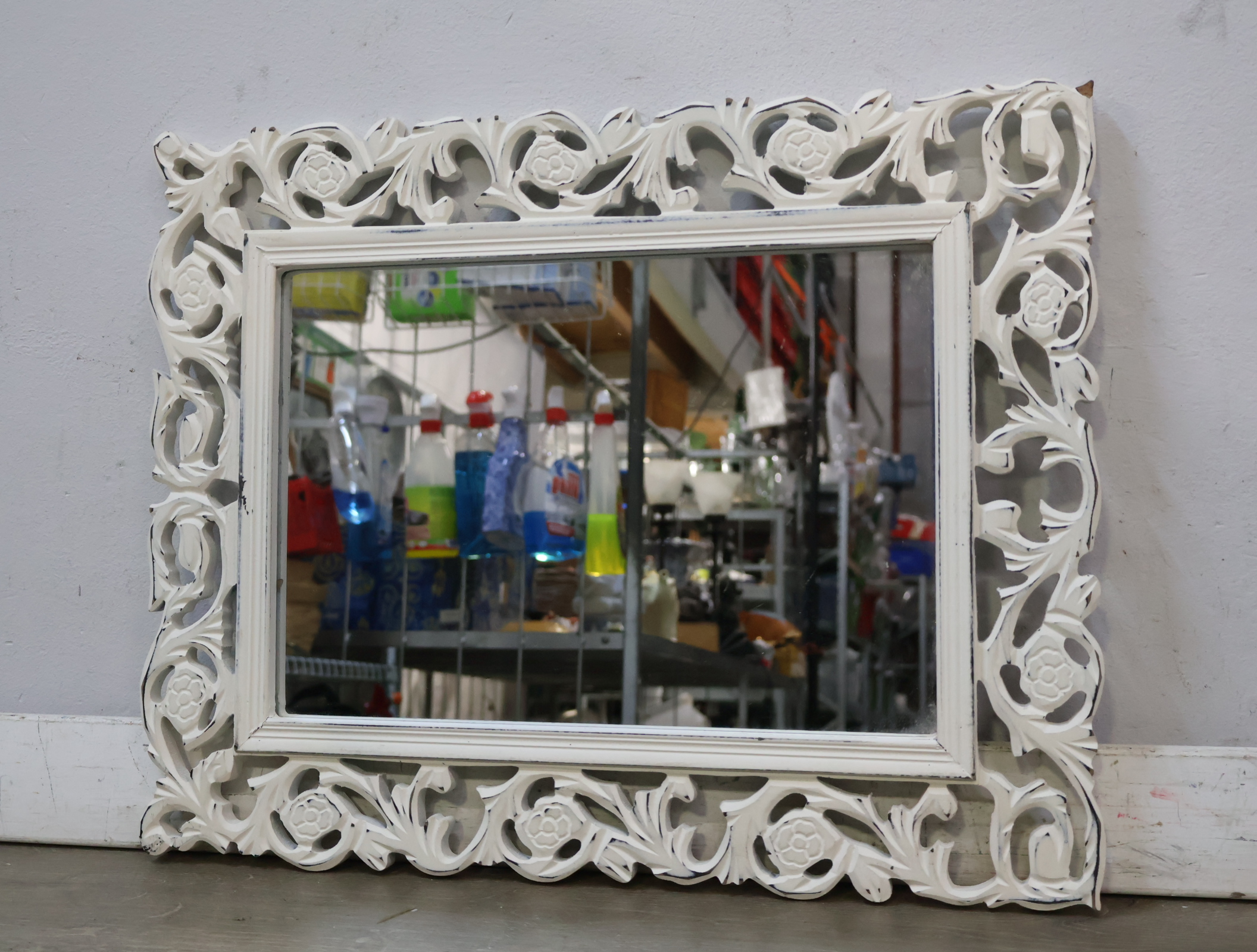 Witte houten spiegel met brocante lijst – foto 9 – kavel bij GSD Auctions, Zoeterwoude