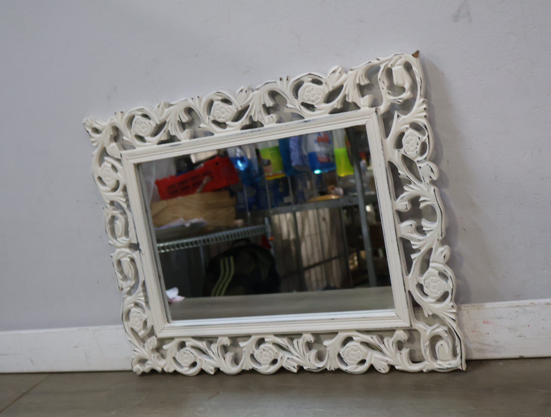 Witte houten spiegel met brocante lijst – foto 10 – kavel bij GSD Auctions, Zoeterwoude