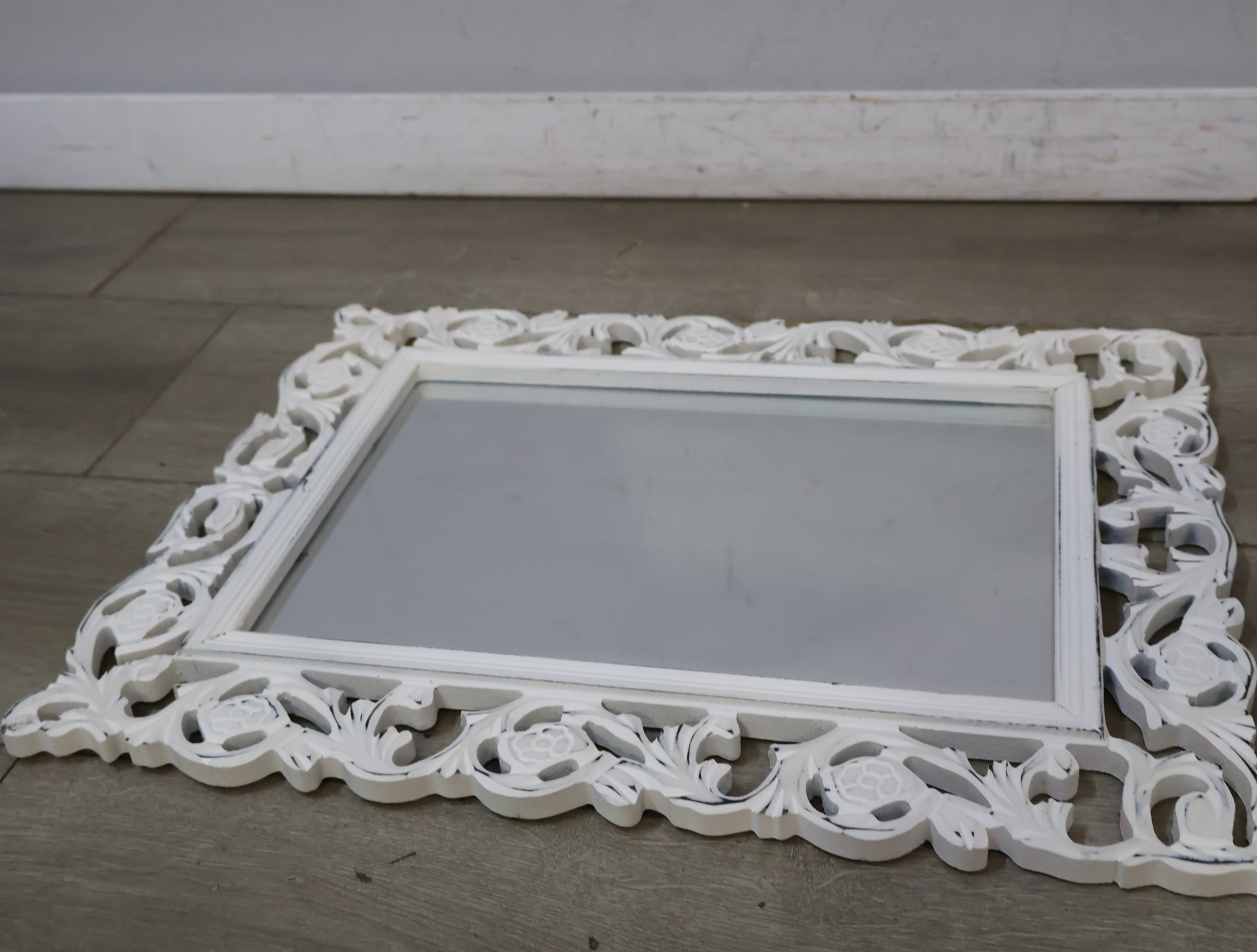 Witte houten spiegel met brocante lijst – foto 11 – kavel bij GSD Auctions, Zoeterwoude