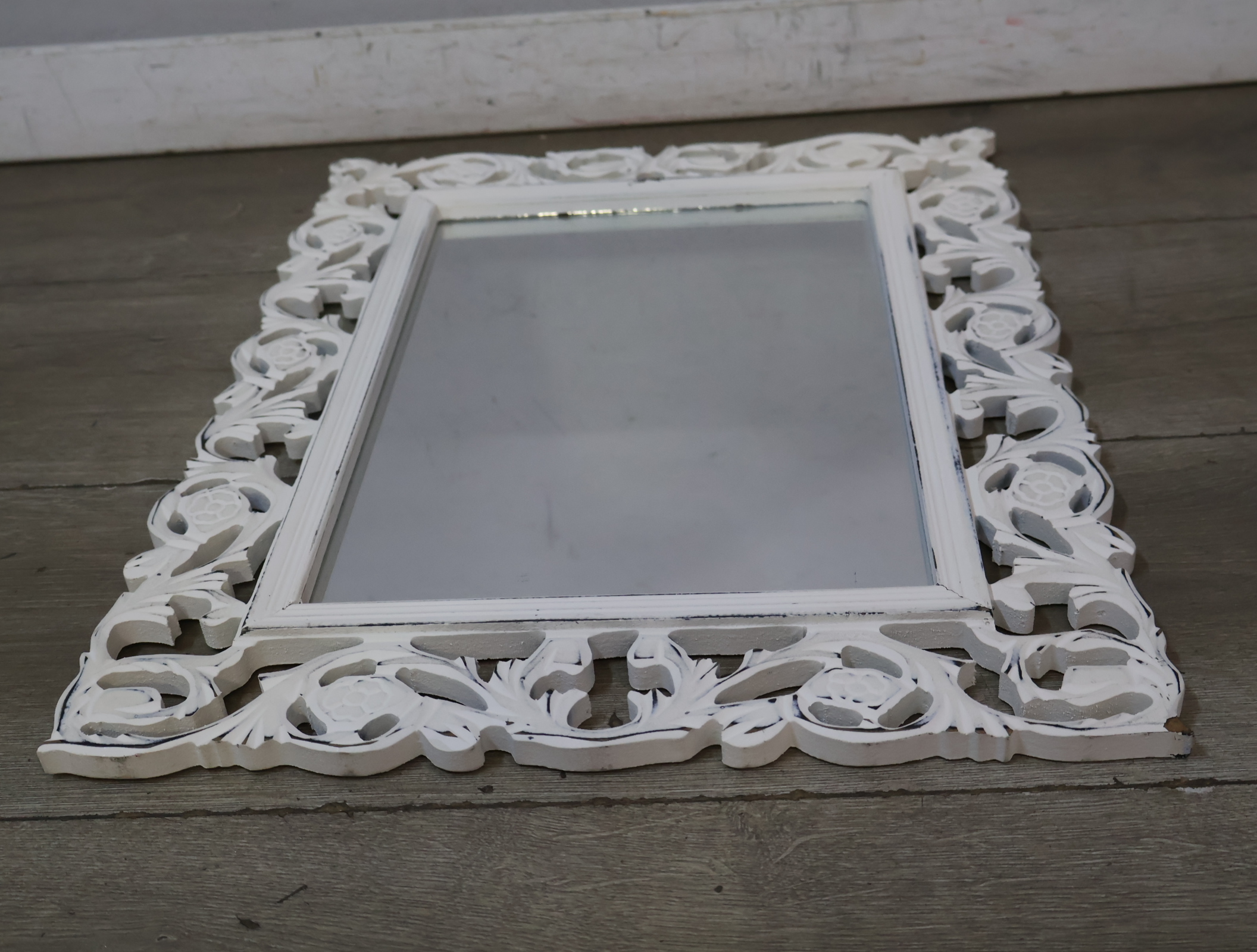 Witte houten spiegel met brocante lijst – foto 12 – kavel bij GSD Auctions, Zoeterwoude