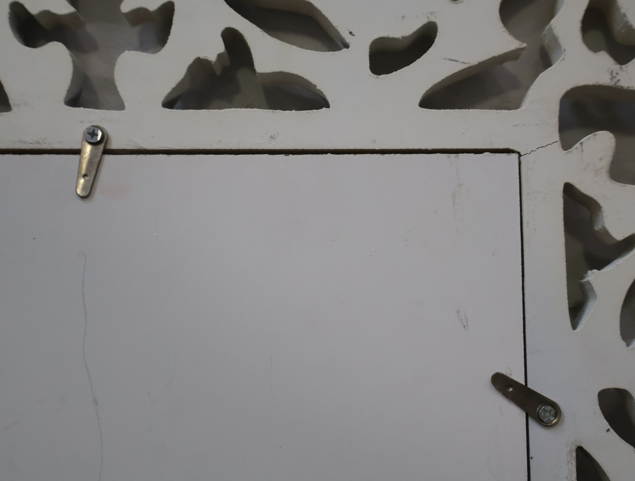 Witte houten spiegel met brocante lijst – foto 16 – kavel bij GSD Auctions, Zoeterwoude