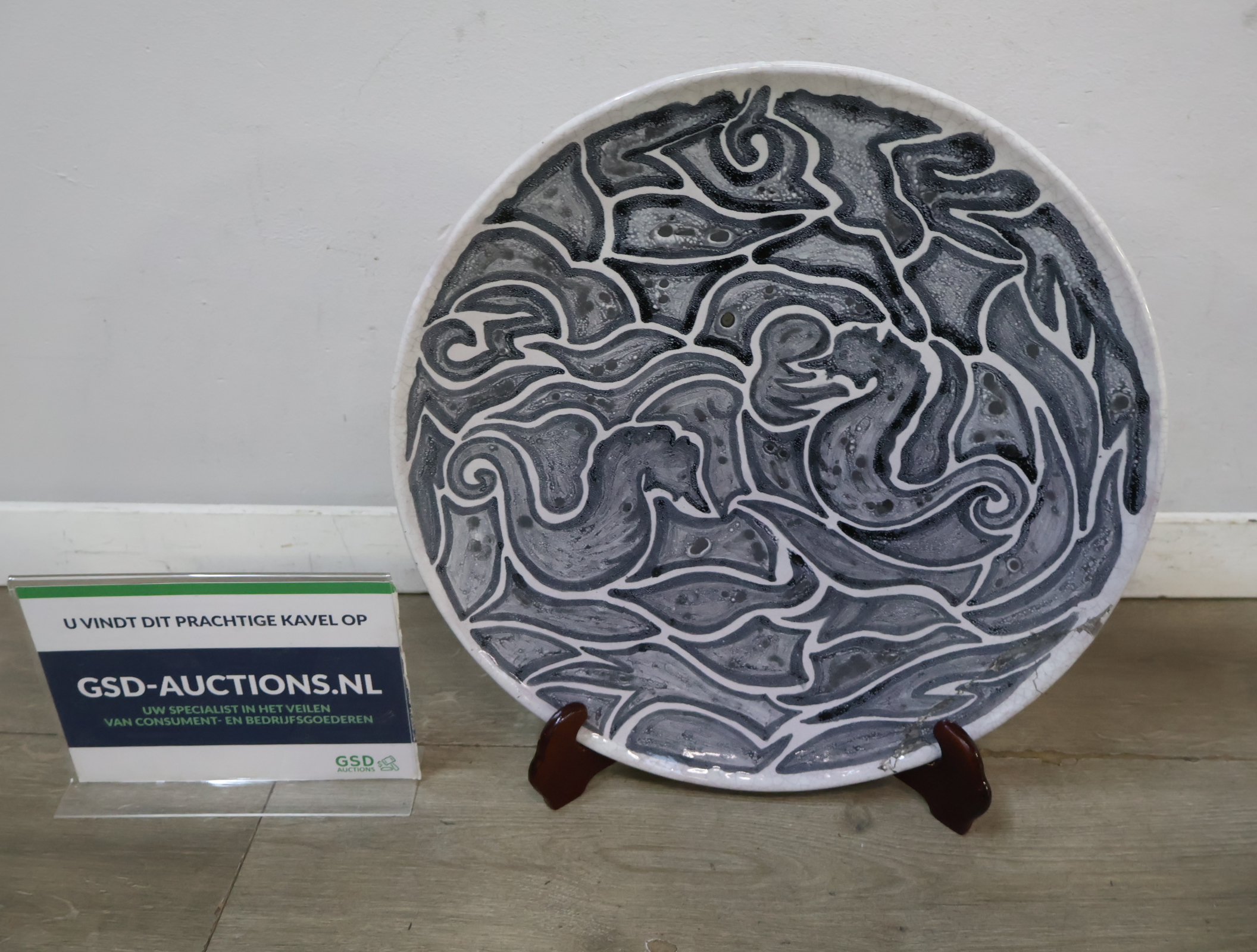 Decoratief sierbord met zwart-wit patroon – foto 2 – kavel bij GSD Auctions, Zoeterwoude