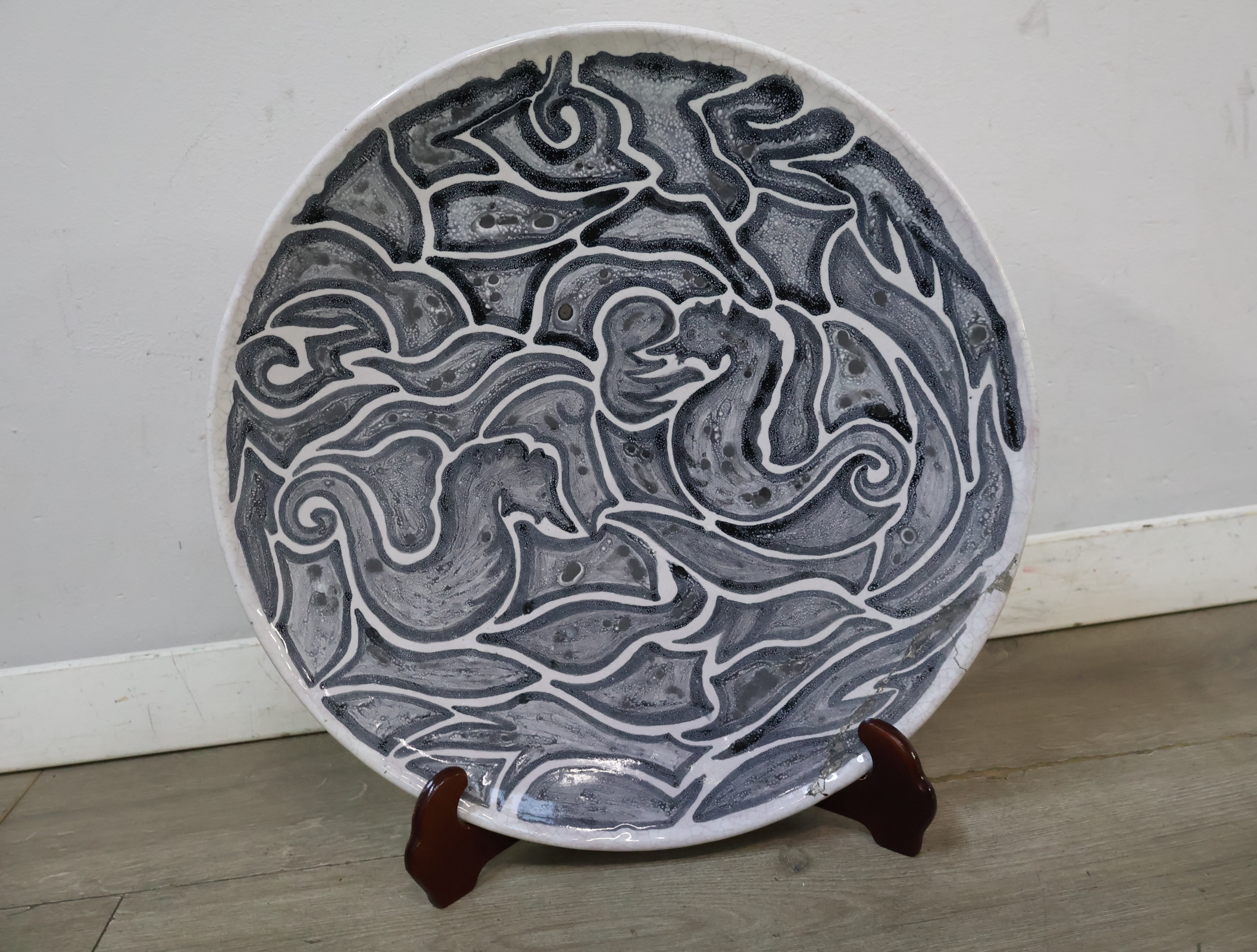 Decoratief sierbord met zwart-wit patroon – foto 3 – kavel bij GSD Auctions, Zoeterwoude