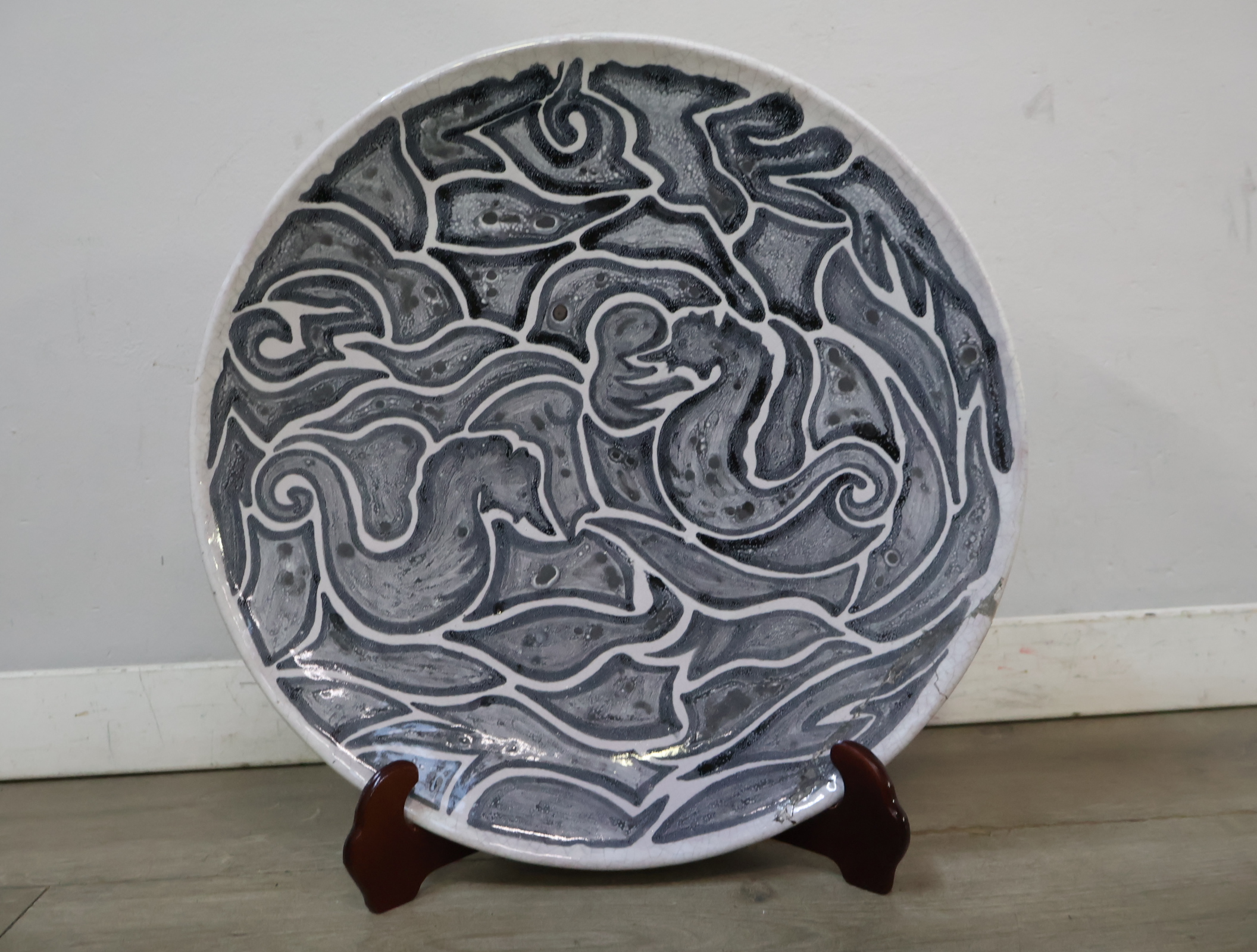 Decoratief sierbord met zwart-wit patroon – foto 4 – kavel bij GSD Auctions, Zoeterwoude