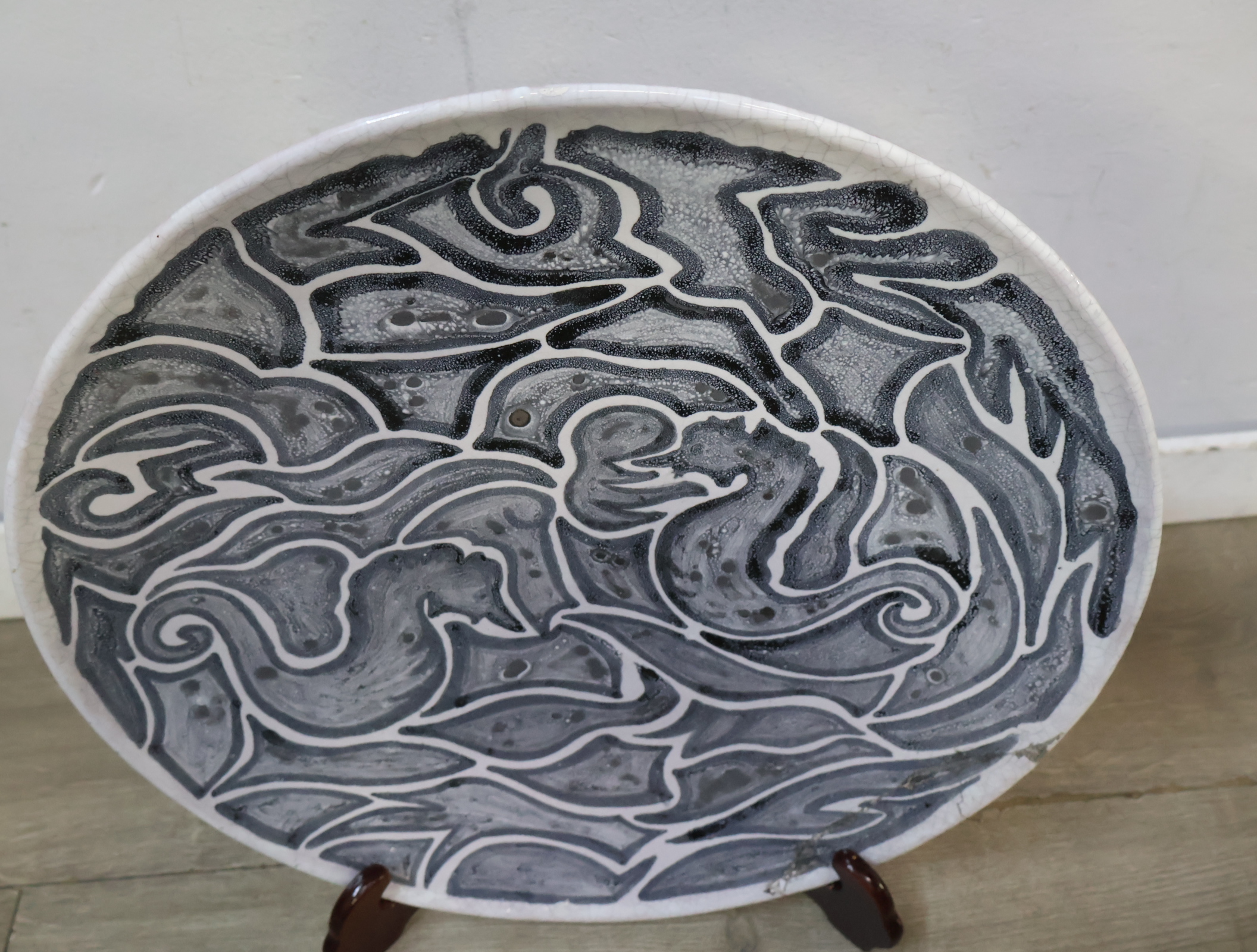 Decoratief sierbord met zwart-wit patroon – foto 6 – kavel bij GSD Auctions, Zoeterwoude