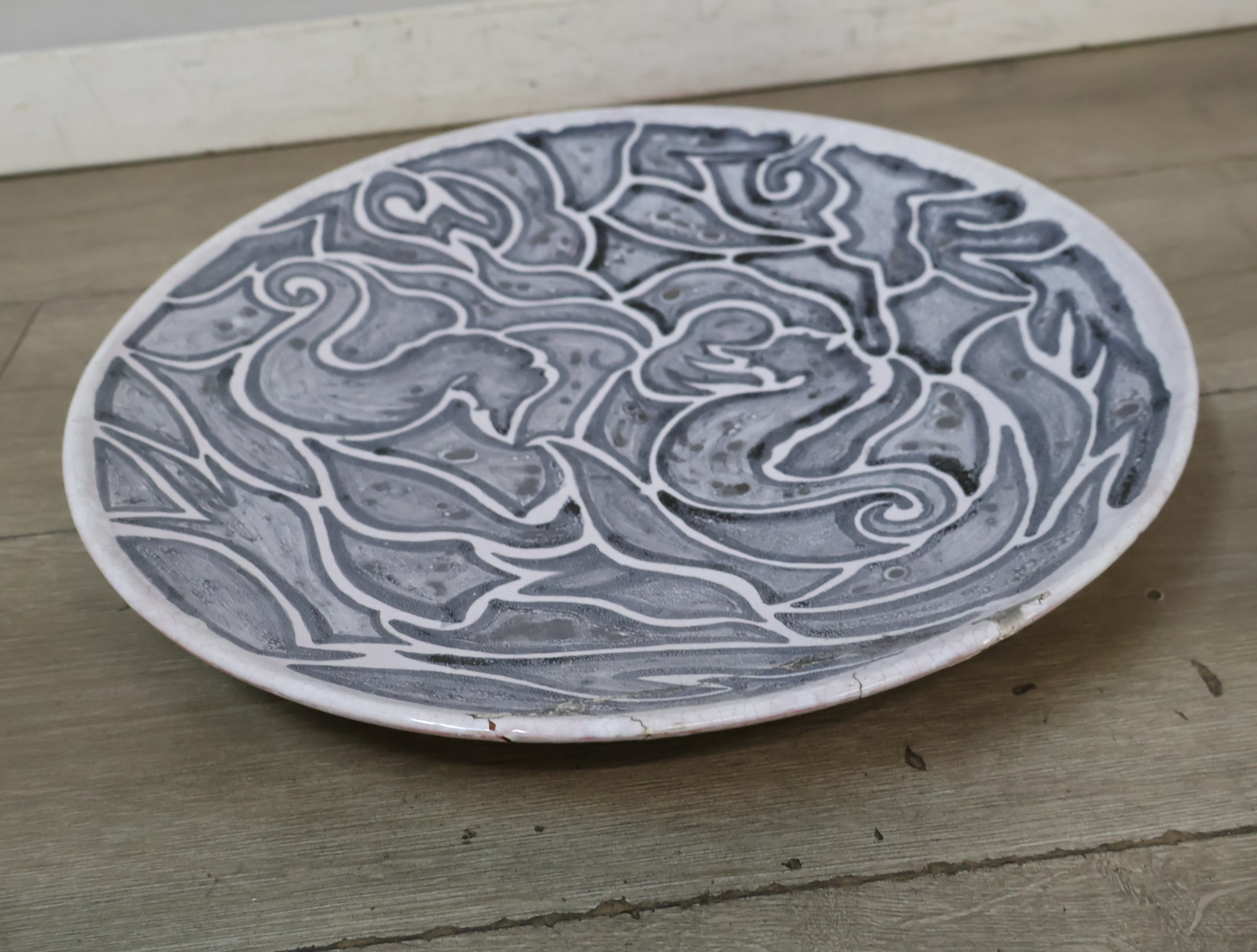 Decoratief sierbord met zwart-wit patroon – foto 7 – kavel bij GSD Auctions, Zoeterwoude