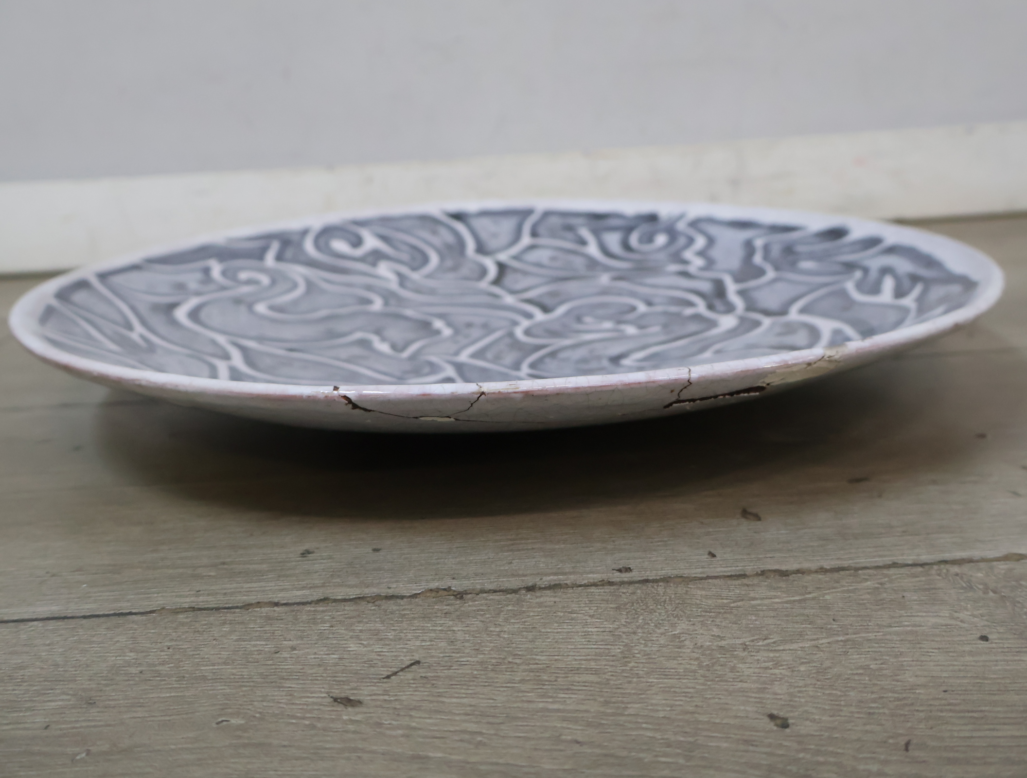Decoratief sierbord met zwart-wit patroon – foto 8 – kavel bij GSD Auctions, Zoeterwoude
