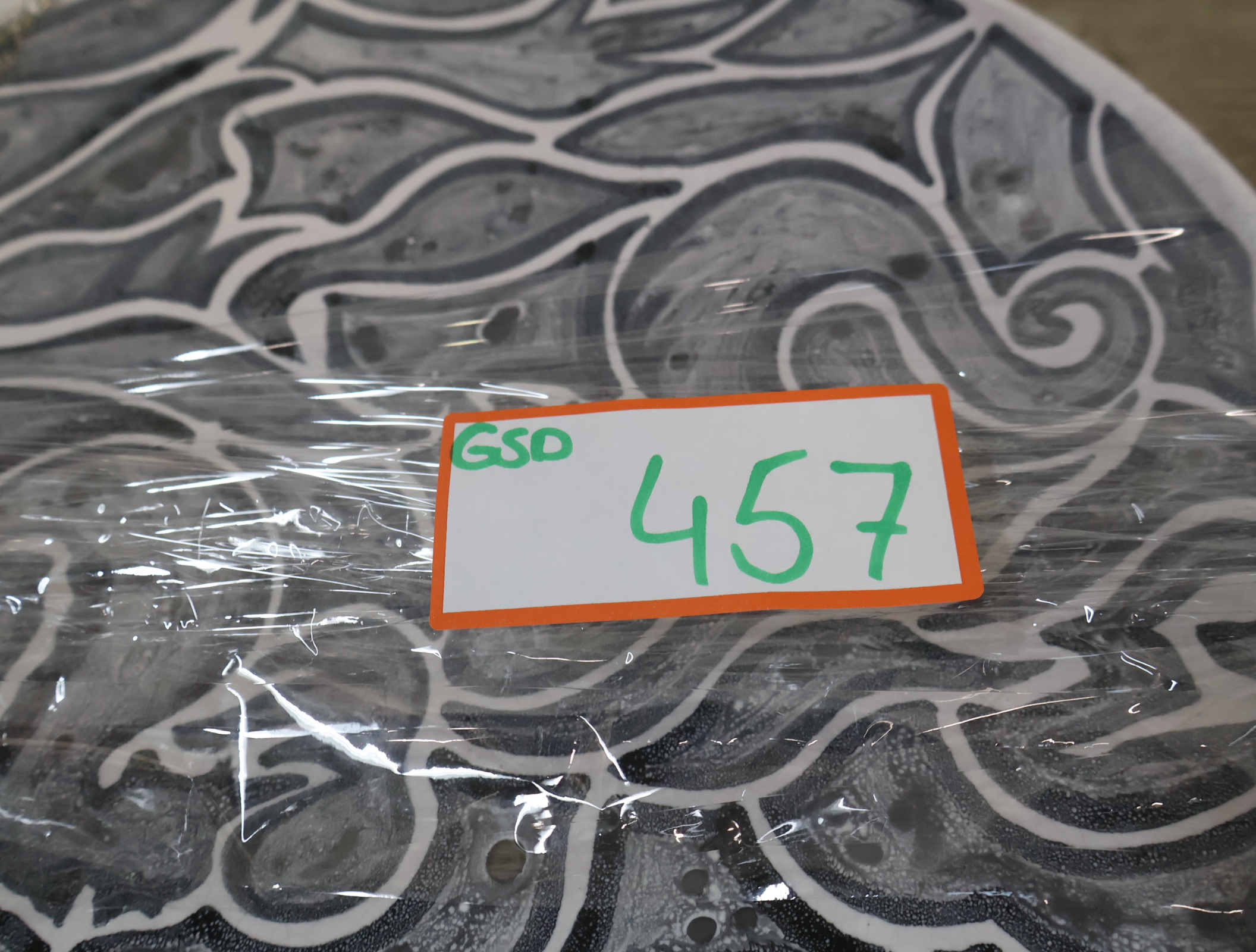 Decoratief sierbord met zwart-wit patroon – foto 14 – kavel bij GSD Auctions, Zoeterwoude