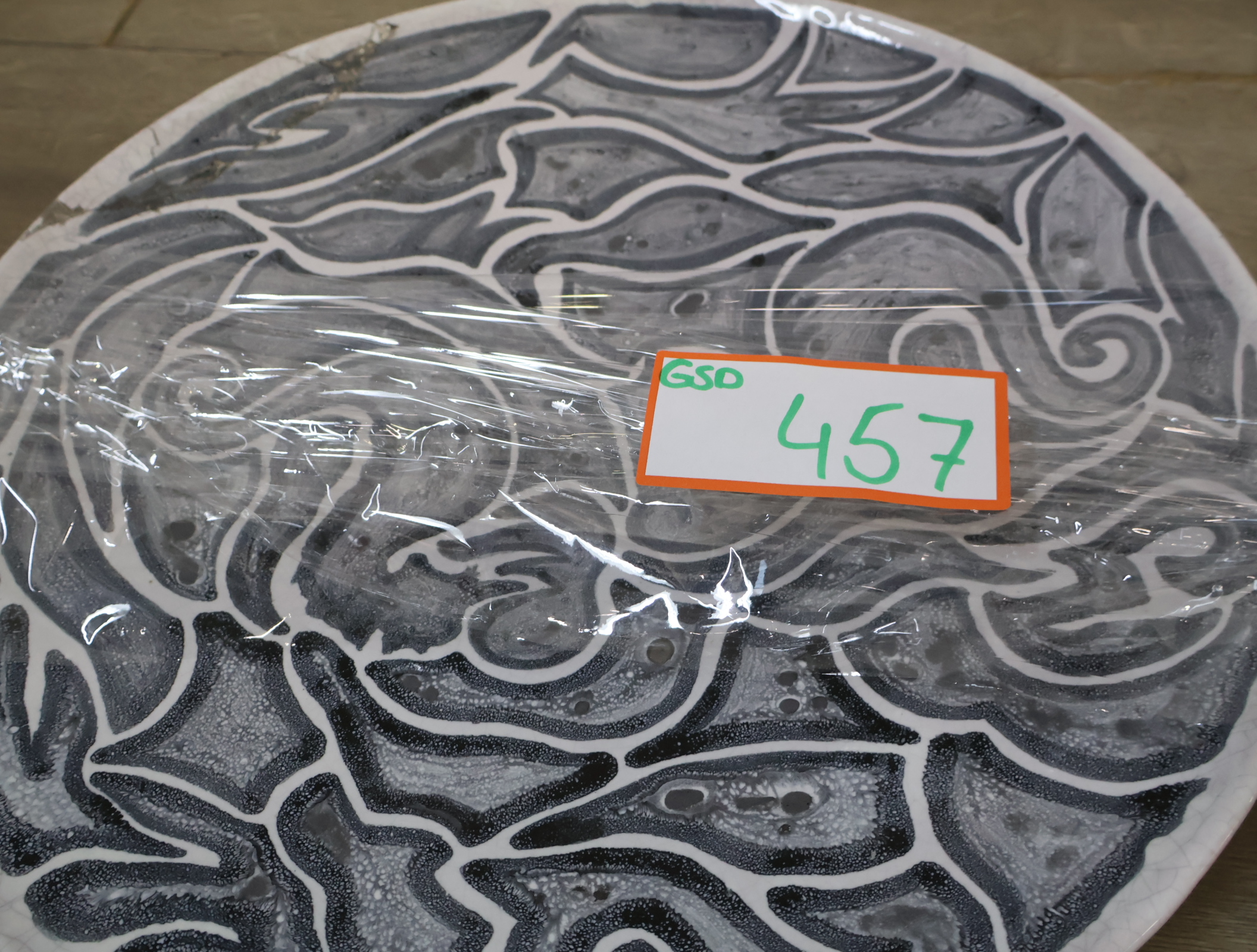 Decoratief sierbord met zwart-wit patroon – foto 15 – kavel bij GSD Auctions, Zoeterwoude