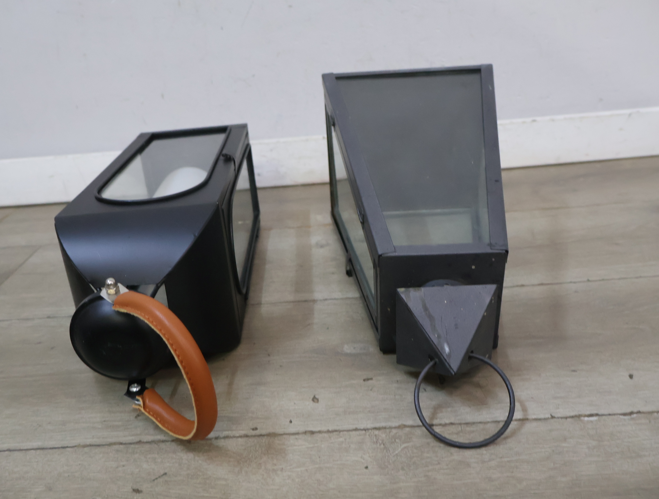 Set van twee windlichten – foto 18 – kavel bij GSD Auctions, Zoeterwoude