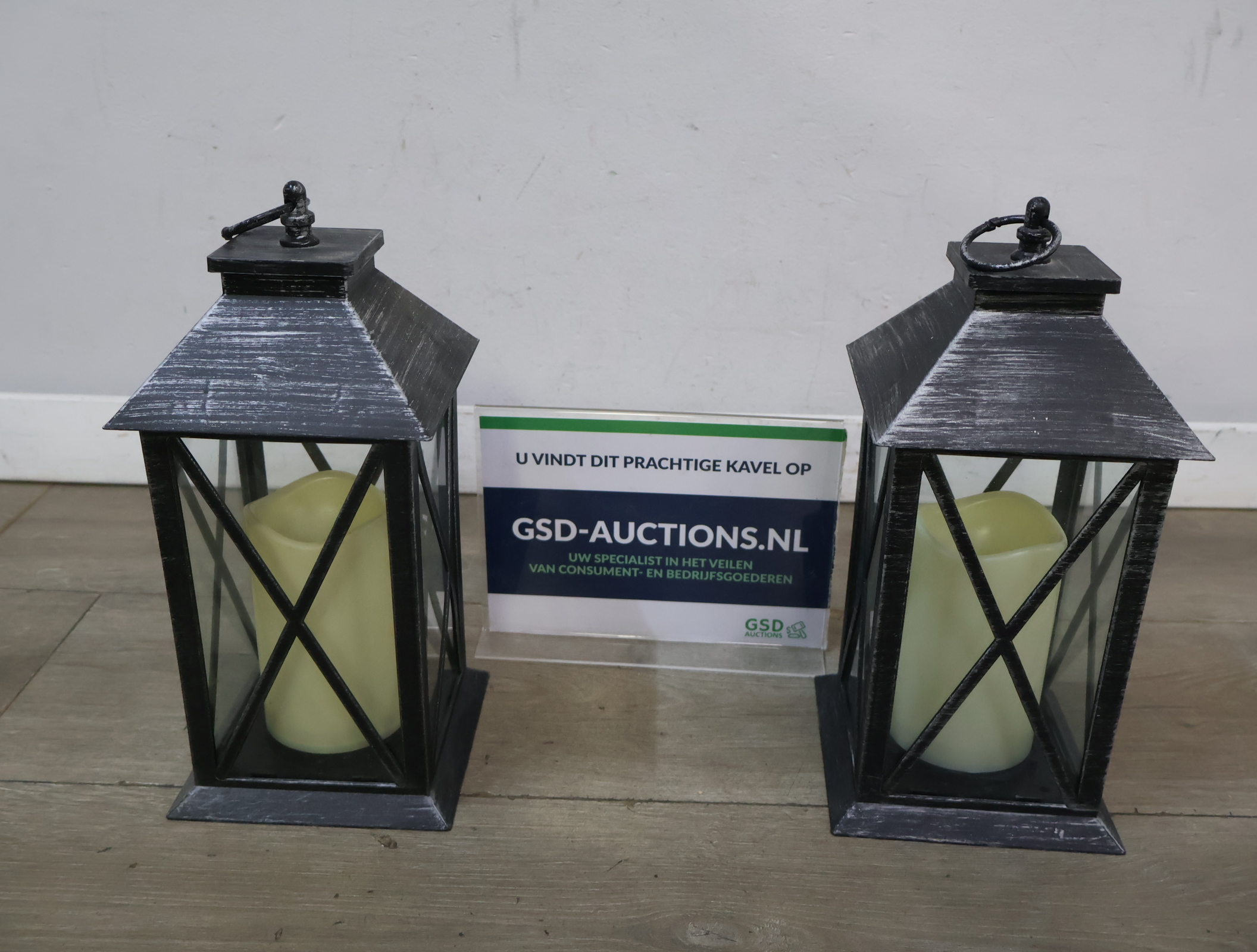 Set van 2 zwarte metalen lantaarns met LED-kaars – foto 2 – kavel bij GSD Auctions, Zoeterwoude