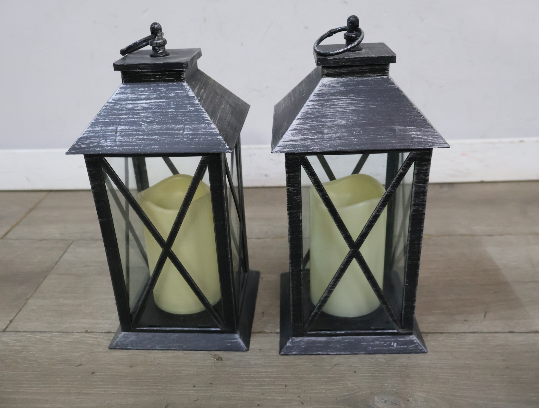 Set van 2 zwarte metalen lantaarns met LED-kaars – foto 3 – kavel bij GSD Auctions, Zoeterwoude