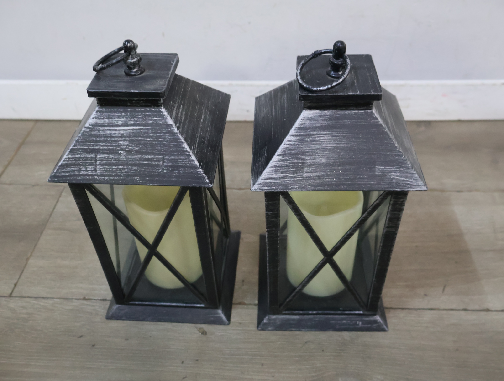 Set van 2 zwarte metalen lantaarns met LED-kaars – foto 4 – kavel bij GSD Auctions, Zoeterwoude