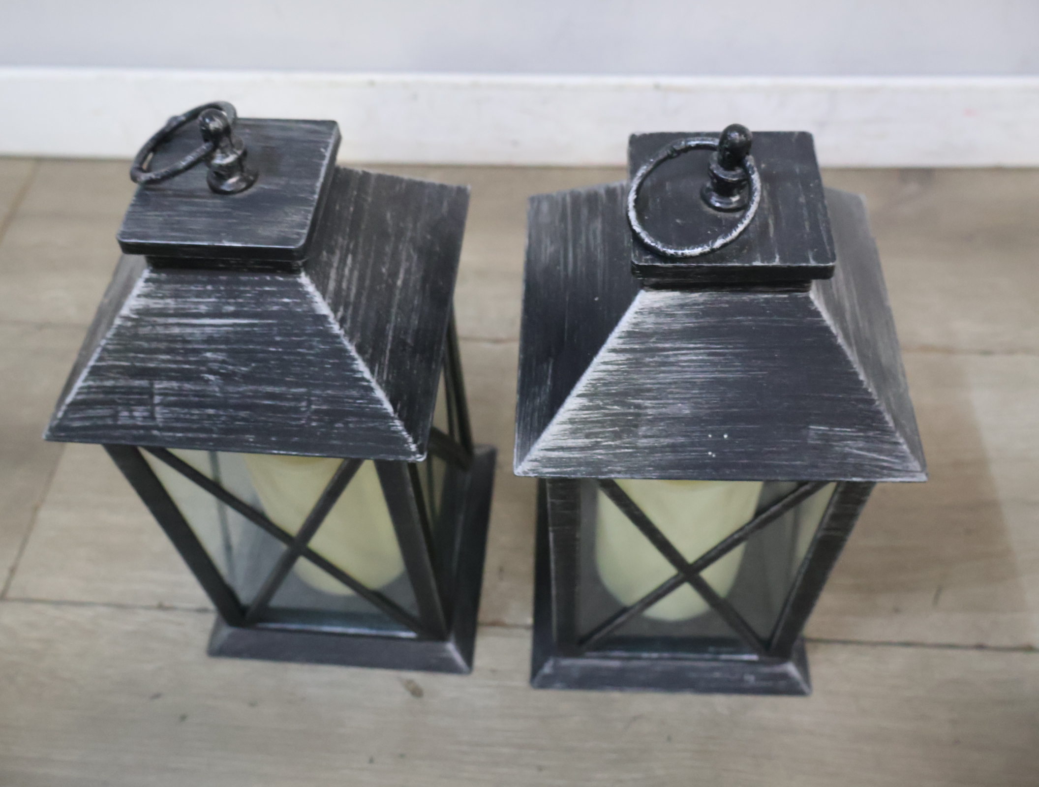 Set van 2 zwarte metalen lantaarns met LED-kaars – foto 5 – kavel bij GSD Auctions, Zoeterwoude