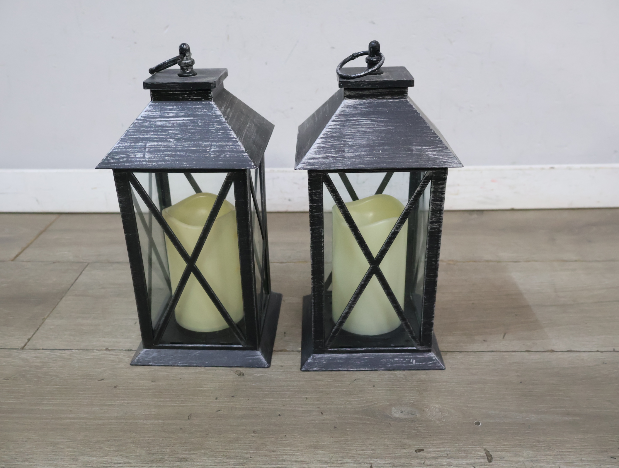 Set van 2 zwarte metalen lantaarns met LED-kaars – foto 6 – kavel bij GSD Auctions, Zoeterwoude