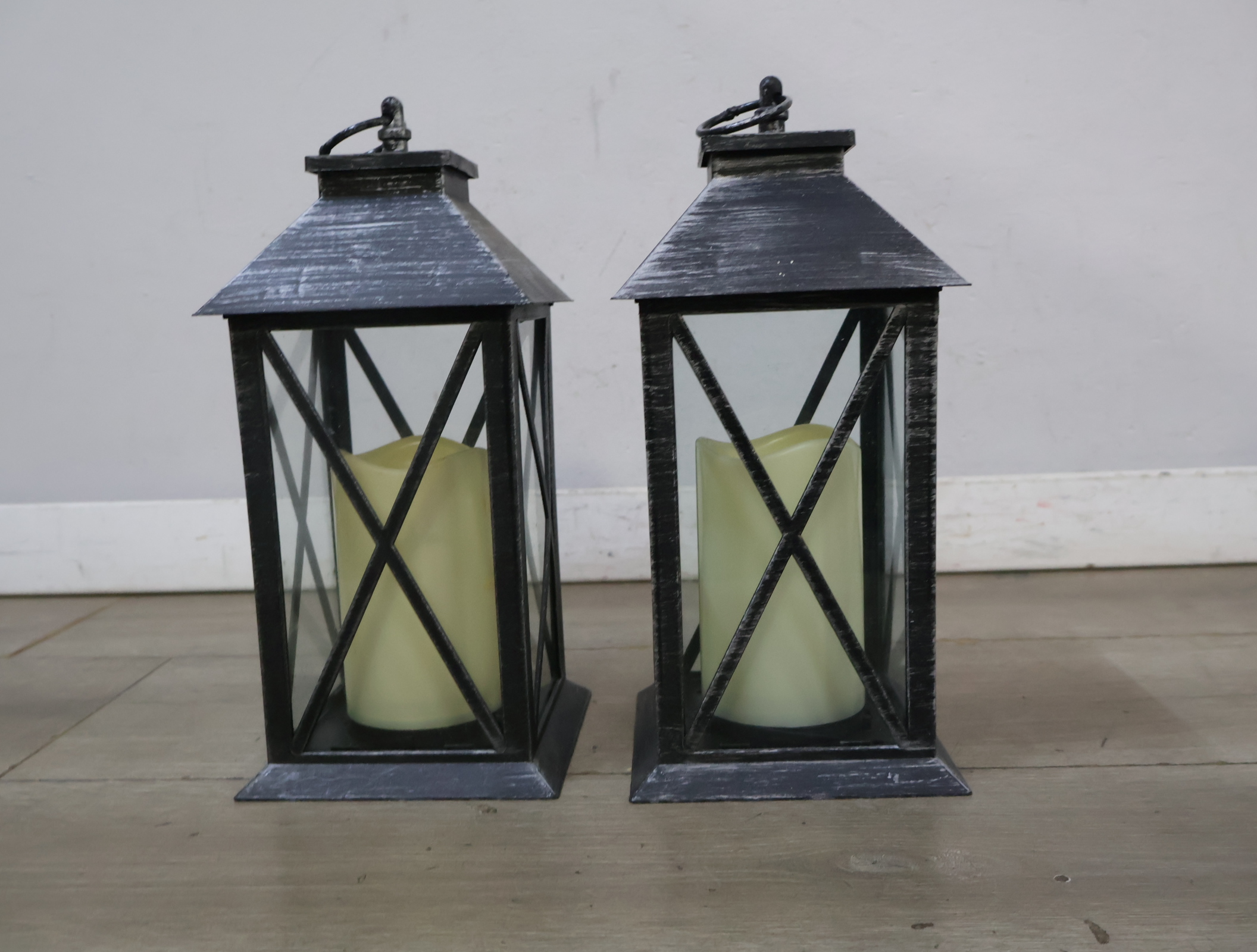 Set van 2 zwarte metalen lantaarns met LED-kaars – foto 7 – kavel bij GSD Auctions, Zoeterwoude