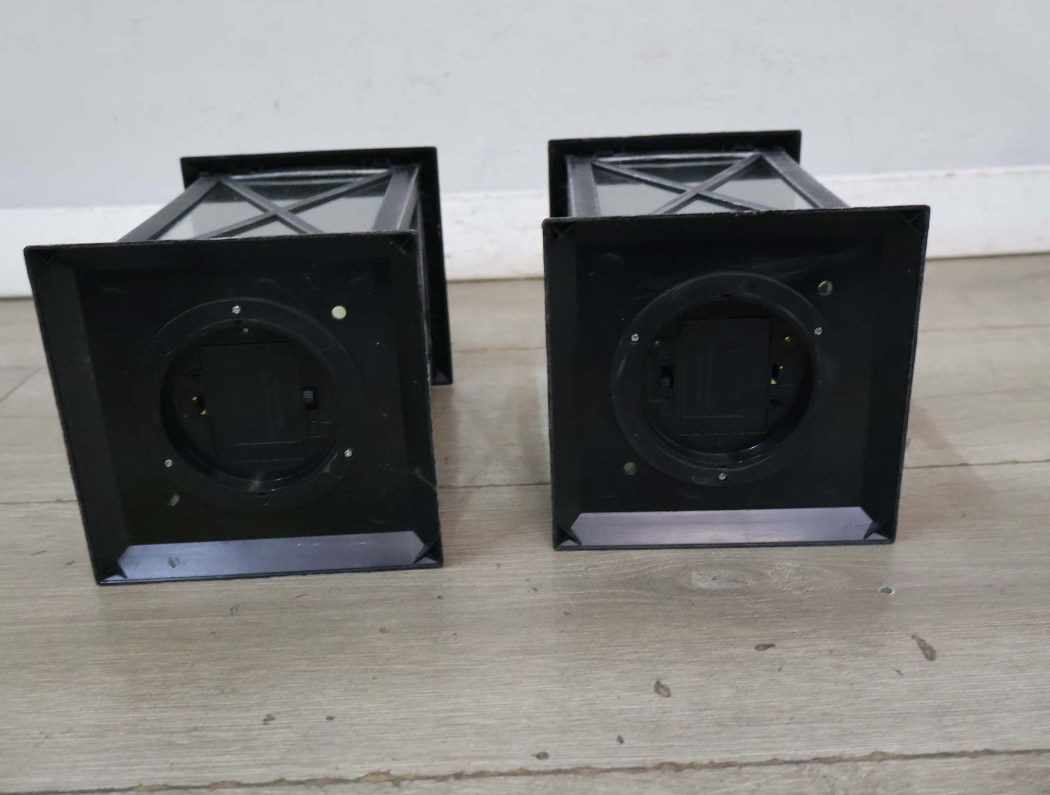 Set van 2 zwarte metalen lantaarns met LED-kaars – foto 8 – kavel bij GSD Auctions, Zoeterwoude