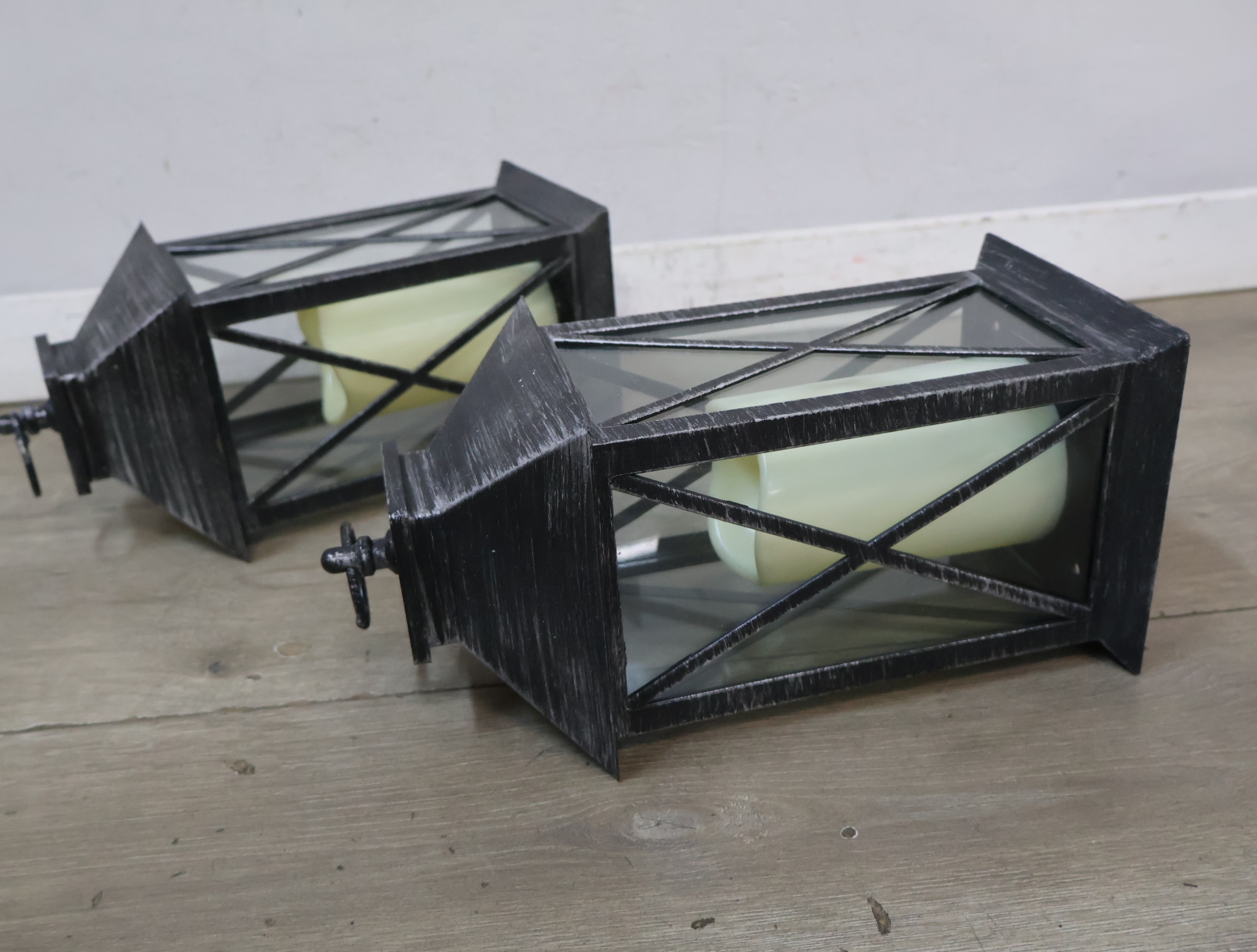 Set van 2 zwarte metalen lantaarns met LED-kaars – foto 10 – kavel bij GSD Auctions, Zoeterwoude