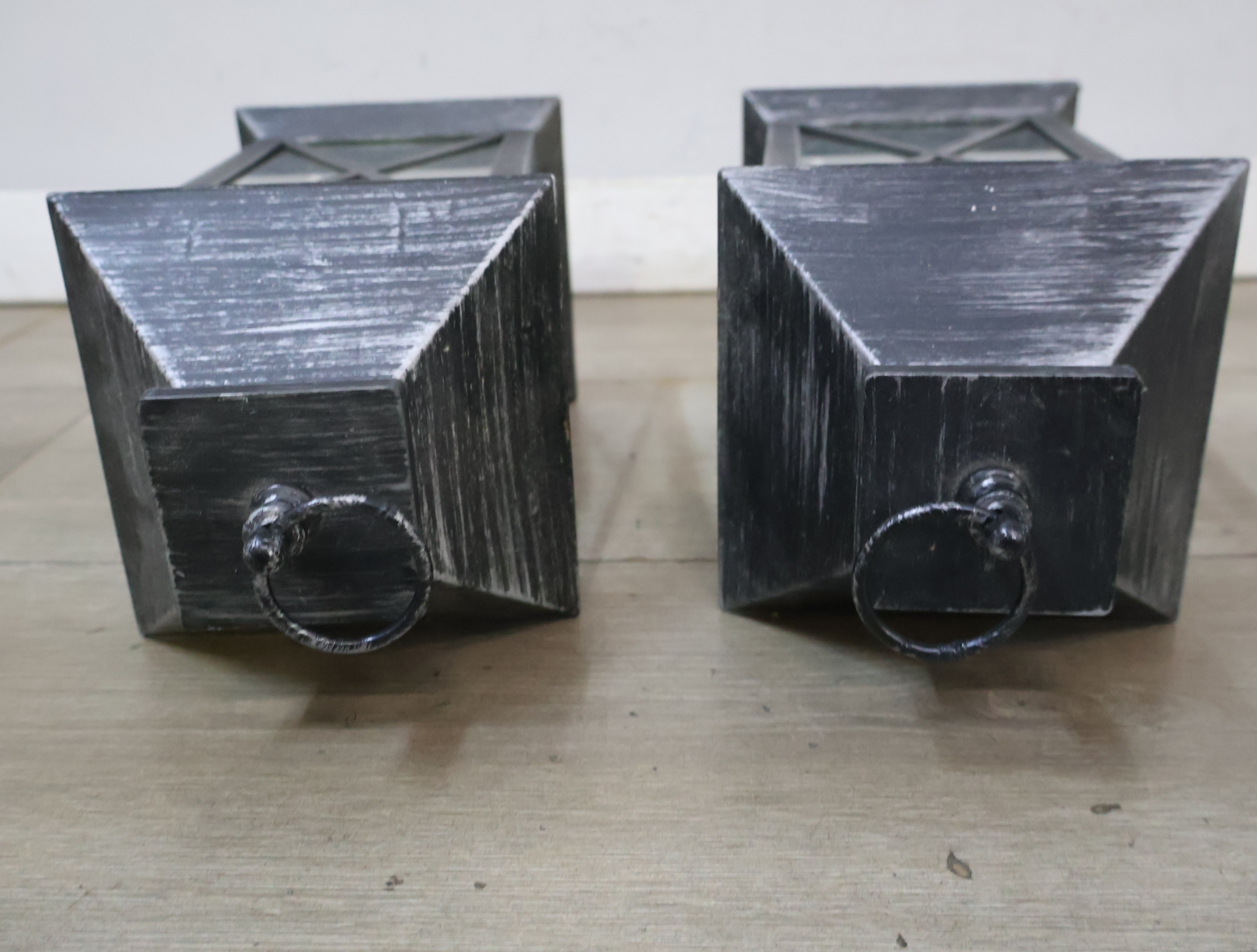 Set van 2 zwarte metalen lantaarns met LED-kaars – foto 11 – kavel bij GSD Auctions, Zoeterwoude