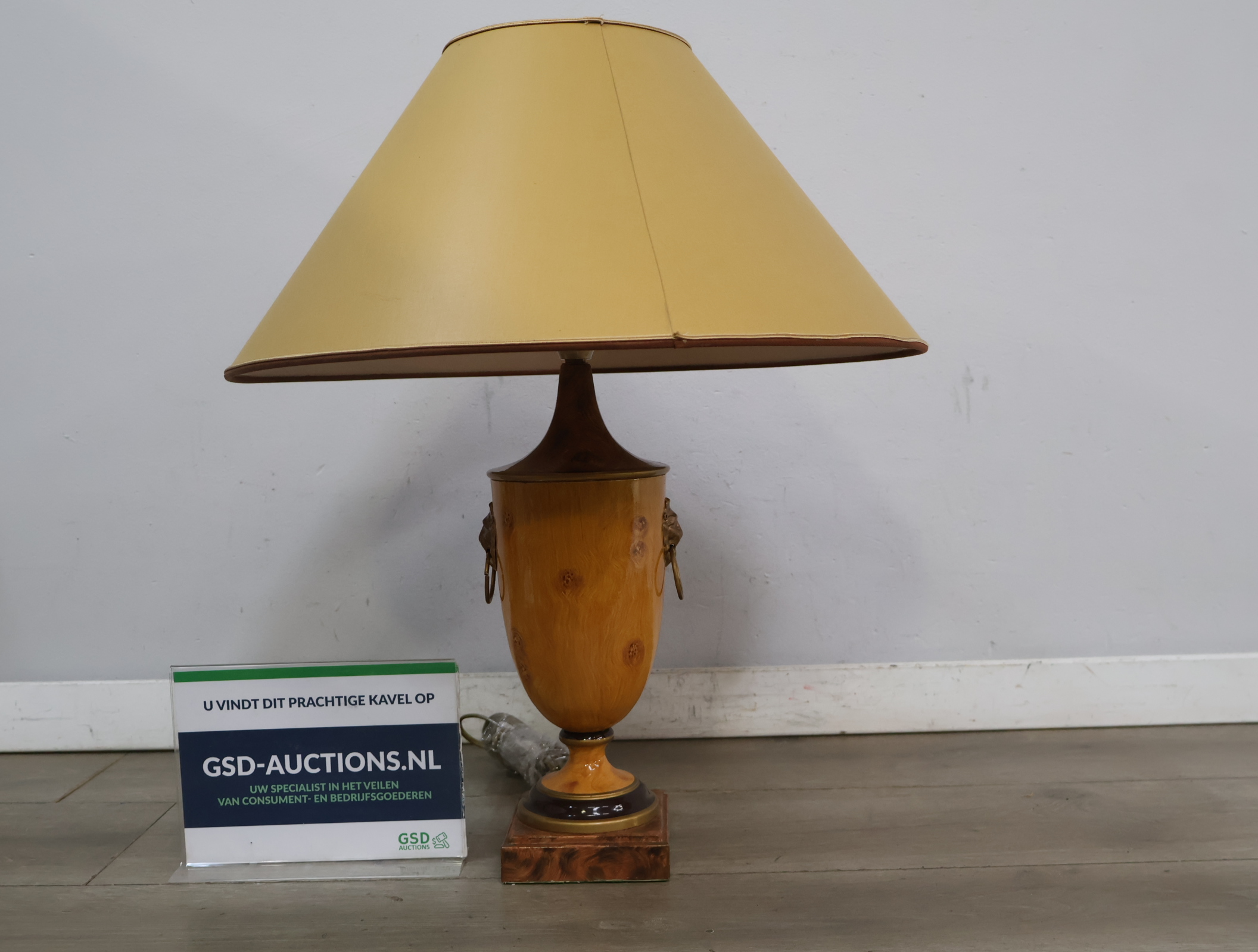 Tafellamp met houten voet en beige kap – foto 2 – kavel bij GSD Auctions, Zoeterwoude
