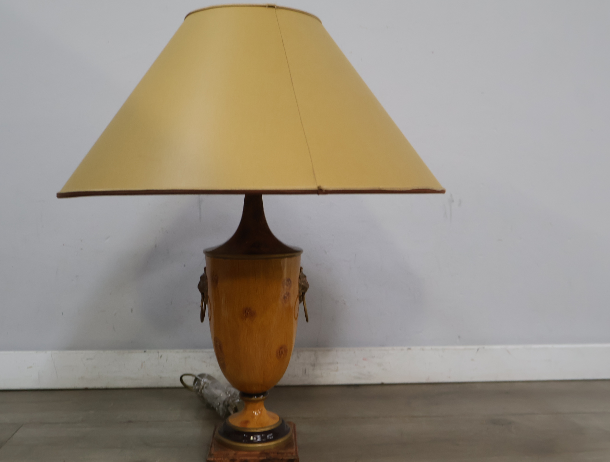Tafellamp met houten voet en beige kap – foto 3 – kavel bij GSD Auctions, Zoeterwoude